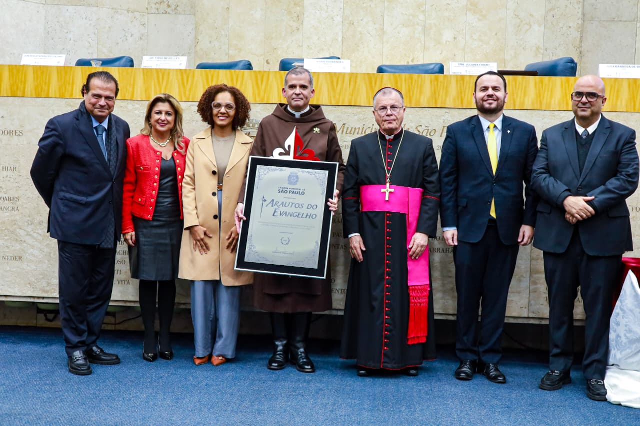 Deputado em homenagem aos Arautos do Evangelho<a style='float:right;color:#ccc' href='https://www3.al.sp.gov.br/repositorio/noticia/N-05-2026/fg364780.jpg' target=_blank><i class='bi bi-zoom-in'></i> Clique para ver a imagem </a>