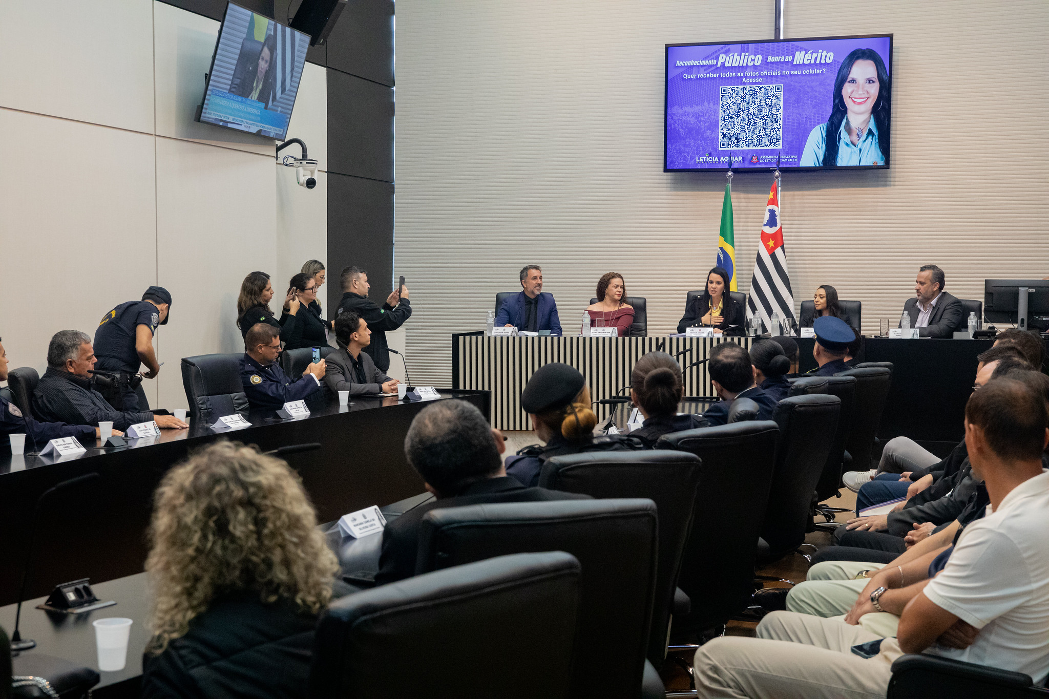 Ato solene homenageia 25 servidores<a style='float:right;color:#ccc' href='https://www3.al.sp.gov.br/repositorio/noticia/N-05-2026/fg365109.jpg' target=_blank><i class='bi bi-zoom-in'></i> Clique para ver a imagem </a>