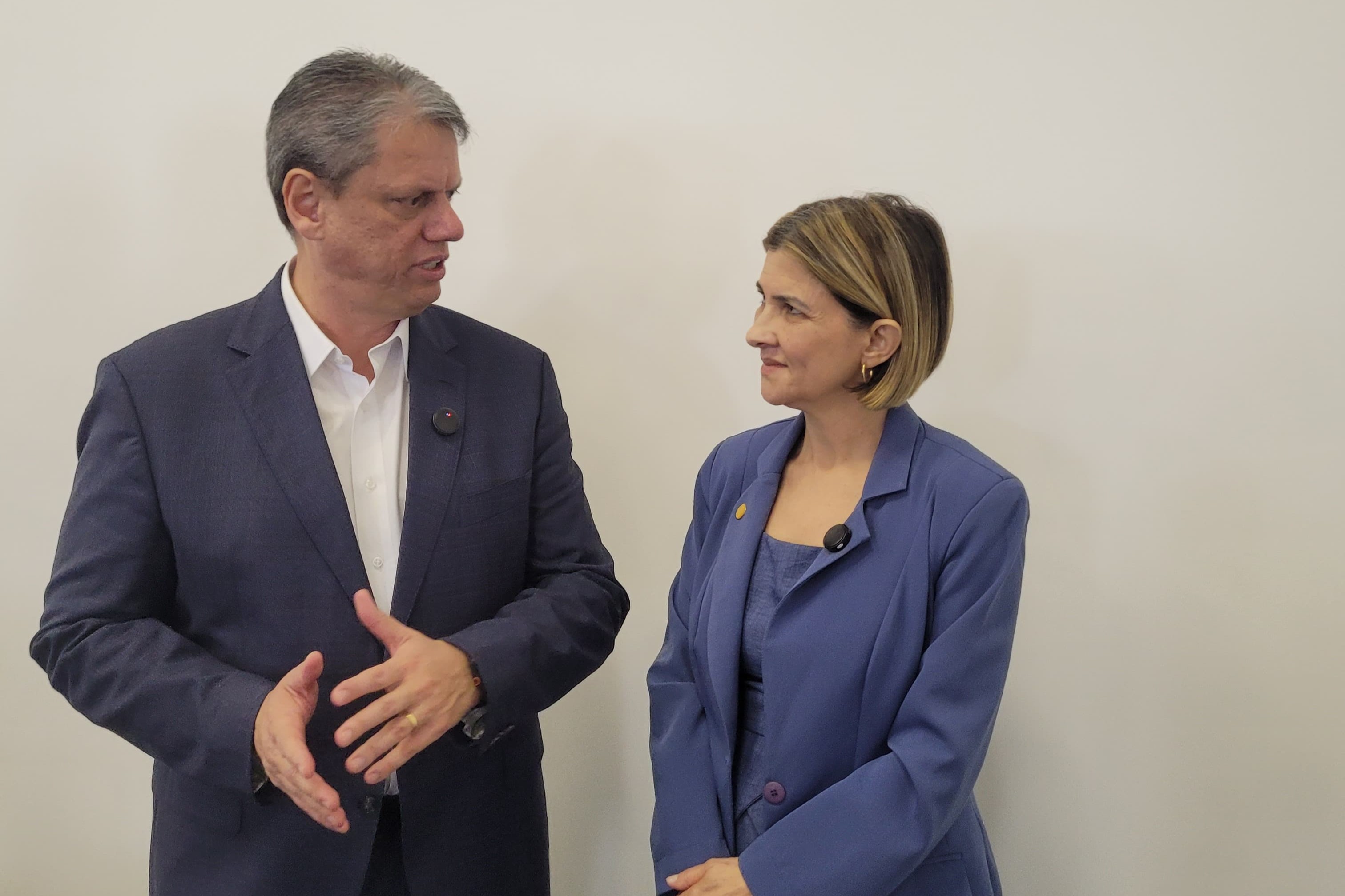 Deputada Graciela e Tarc�sio de Freitas<a style='float:right;color:#ccc' href='https://www3.al.sp.gov.br/repositorio/noticia/N-05-2026/fg365226.jpeg' target=_blank><i class='bi bi-zoom-in'></i> Clique para ver a imagem </a>