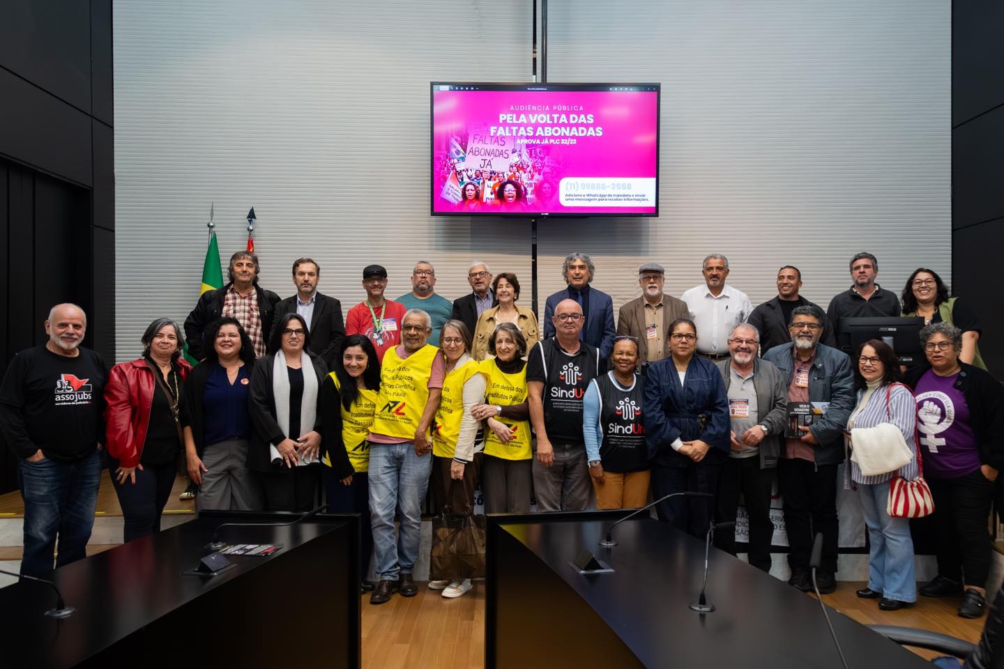 Carlos Giannazi com representantes de entidades <a style='float:right;color:#ccc' href='https://www3.al.sp.gov.br/repositorio/noticia/N-05-2026/fg365298.jpg' target=_blank><i class='bi bi-zoom-in'></i> Clique para ver a imagem </a>