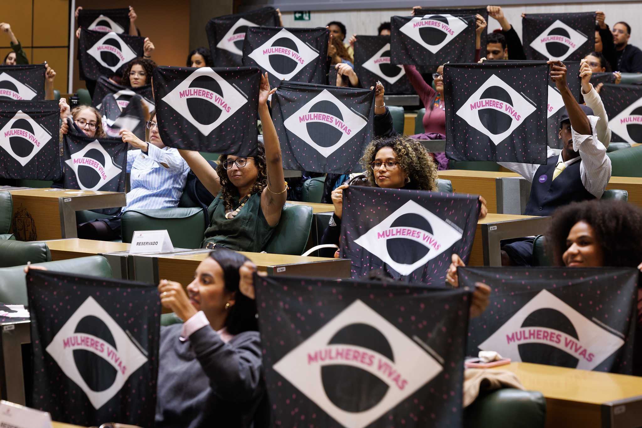 Bandeiras levantadas: Mulheres Vivas<a style='float:right;color:#ccc' href='https://www3.al.sp.gov.br/repositorio/noticia/N-05-2026/fg365404.jpg' target=_blank><i class='bi bi-zoom-in'></i> Clique para ver a imagem </a>