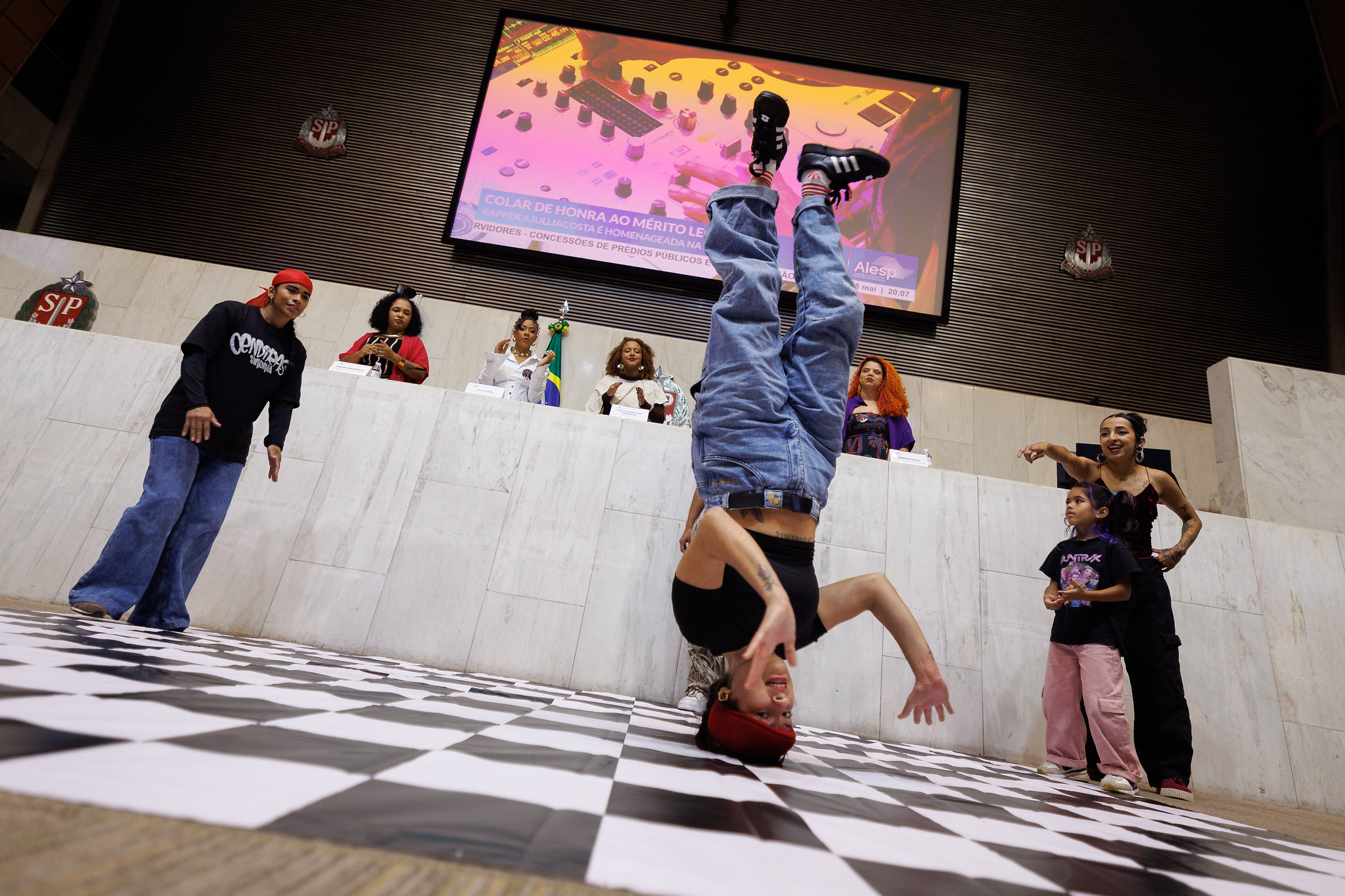 Apresenta��o de hip-hop no Plen�rio JK<a style='float:right;color:#ccc' href='https://www3.al.sp.gov.br/repositorio/noticia/N-05-2026/fg365405.jpg' target=_blank><i class='bi bi-zoom-in'></i> Clique para ver a imagem </a>