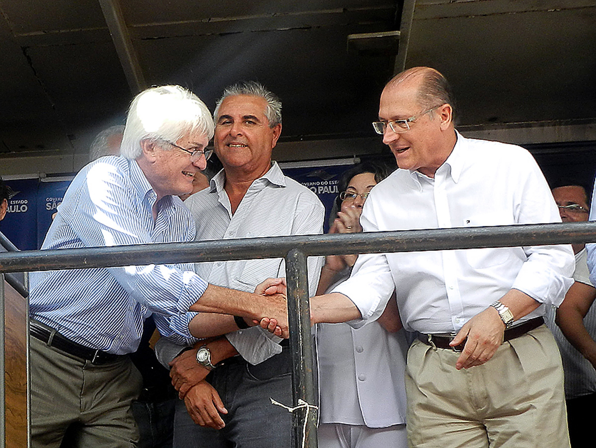 Roberto Engler, Mauro Barcelos e Geraldo Alckmin<a style='float:right;color:#ccc' href='https://www3.al.sp.gov.br/repositorio/noticia/N-06-2012/fg114810.jpg' target=_blank><i class='bi bi-zoom-in'></i> Clique para ver a imagem </a>