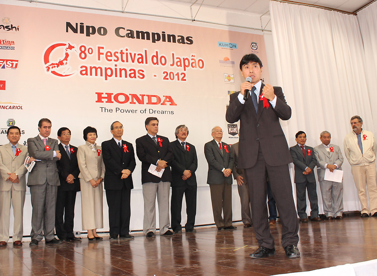 Nishimoto discursa na abertura do Festival do Japo<a style='float:right;color:#ccc' href='https://www3.al.sp.gov.br/repositorio/noticia/N-06-2012/fg115178.jpg' target=_blank><i class='bi bi-zoom-in'></i> Clique para ver a imagem </a>