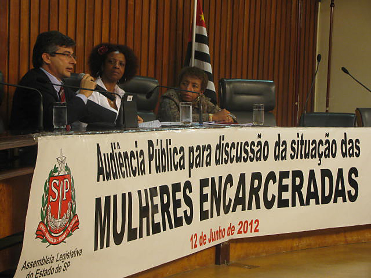 Simo Pedro participa do debate sobre direitos das detentas<a style='float:right;color:#ccc' href='https://www3.al.sp.gov.br/repositorio/noticia/N-06-2012/fg115204.jpg' target=_blank><i class='bi bi-zoom-in'></i> Clique para ver a imagem </a>