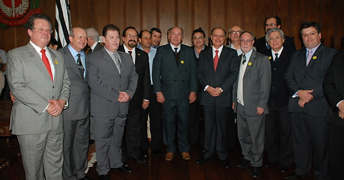 Roberto Morais, Aldo Demarchi e Geraldo Alckmin com prefeitos da regio<a style='float:right;color:#ccc' href='https://www3.al.sp.gov.br/repositorio/noticia/N-06-2012/fg115791.jpg' target=_blank><i class='bi bi-zoom-in'></i> Clique para ver a imagem </a>