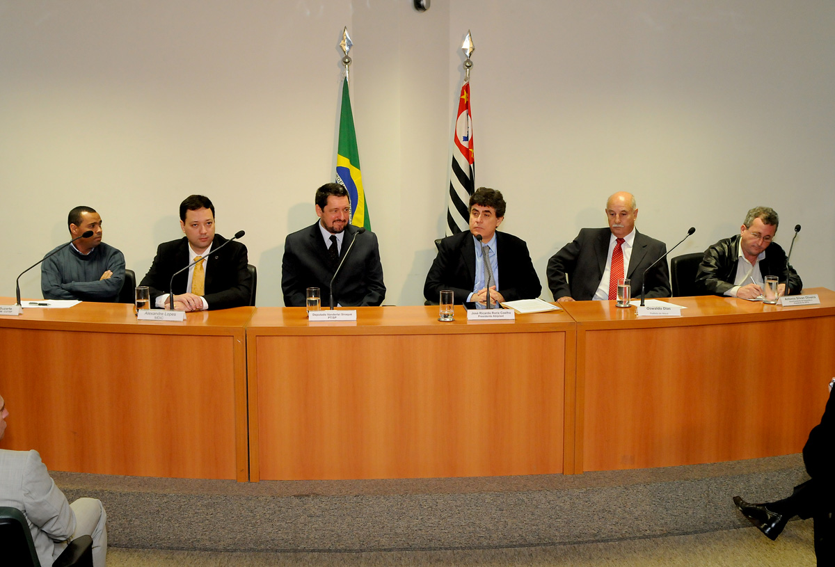 Raimundo Zuarte, Alexandre Lopes, Vanderlei Siraque, Jos Ricardo Roriz, Oswaldo Dias e Antonio Silvan de Oliveira<a style='float:right;color:#ccc' href='https://www3.al.sp.gov.br/repositorio/noticia/N-06-2012/fg115875.jpg' target=_blank><i class='bi bi-zoom-in'></i> Clique para ver a imagem </a>