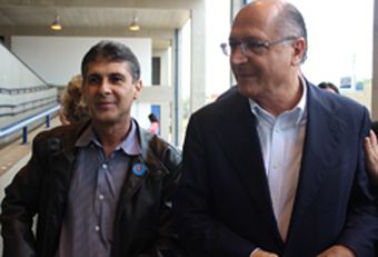 Sebastio Santos e Geraldo Alckmin<a style='float:right;color:#ccc' href='https://www3.al.sp.gov.br/repositorio/noticia/N-06-2013/fg125979.jpg' target=_blank><i class='bi bi-zoom-in'></i> Clique para ver a imagem </a>