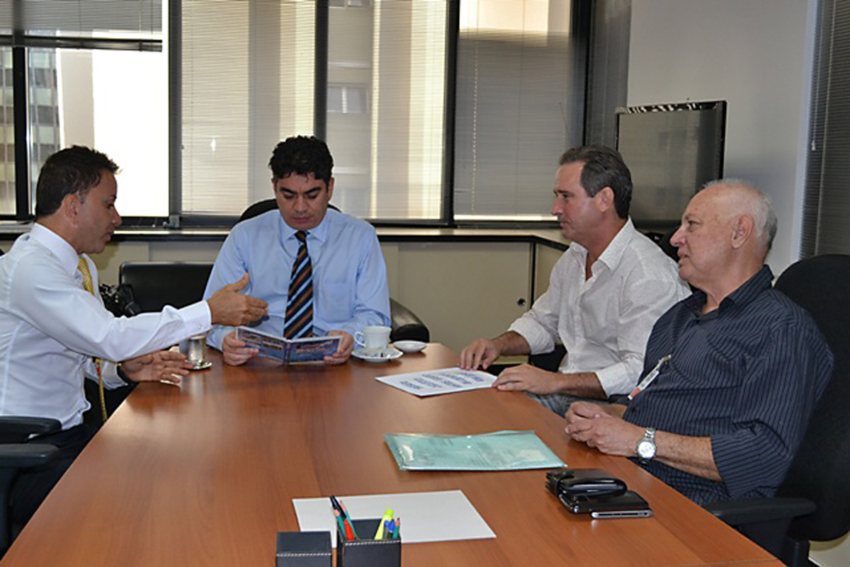 Batista, Valverde e autoridades de Iguape<a style='float:right;color:#ccc' href='https://www3.al.sp.gov.br/repositorio/noticia/N-06-2013/fg126539.jpg' target=_blank><i class='bi bi-zoom-in'></i> Clique para ver a imagem </a>