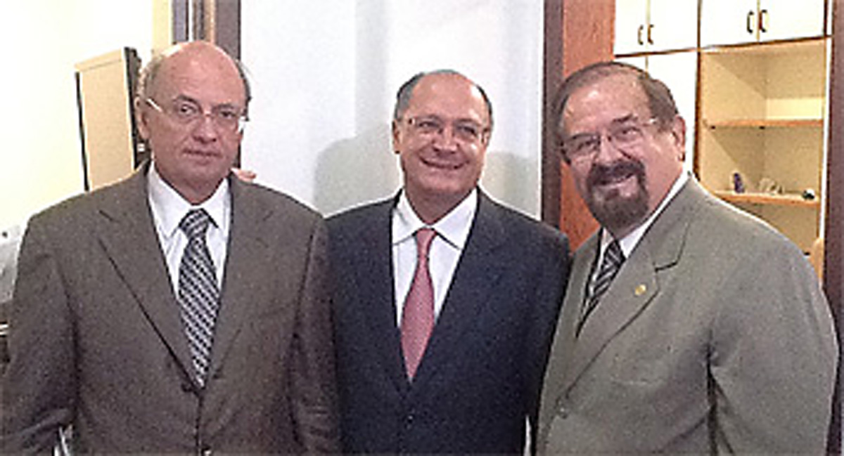 Guido Cerri, Alckmin e Demarchi<a style='float:right;color:#ccc' href='https://www3.al.sp.gov.br/repositorio/noticia/N-06-2013/fg126948.jpg' target=_blank><i class='bi bi-zoom-in'></i> Clique para ver a imagem </a>