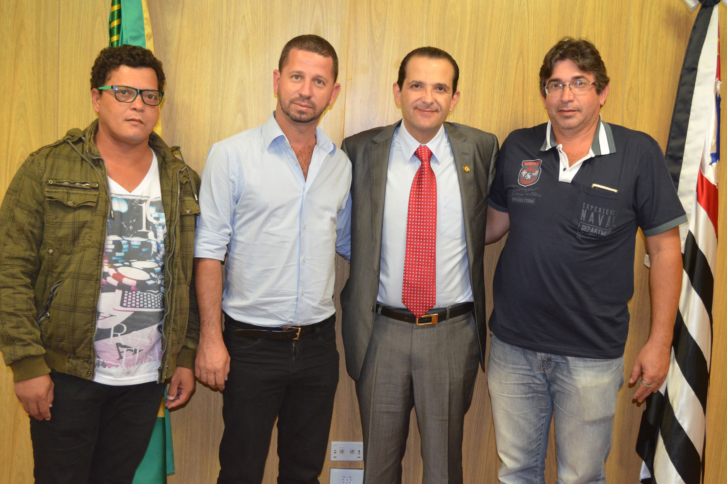 Ariovaldo de Oliveira, Luciano R. Scarpim, Edmir Chedid e Jos Henrique Sampaio em SP<a style='float:right;color:#ccc' href='https://www3.al.sp.gov.br/repositorio/noticia/N-06-2014/fg163122.jpg' target=_blank><i class='bi bi-zoom-in'></i> Clique para ver a imagem </a>