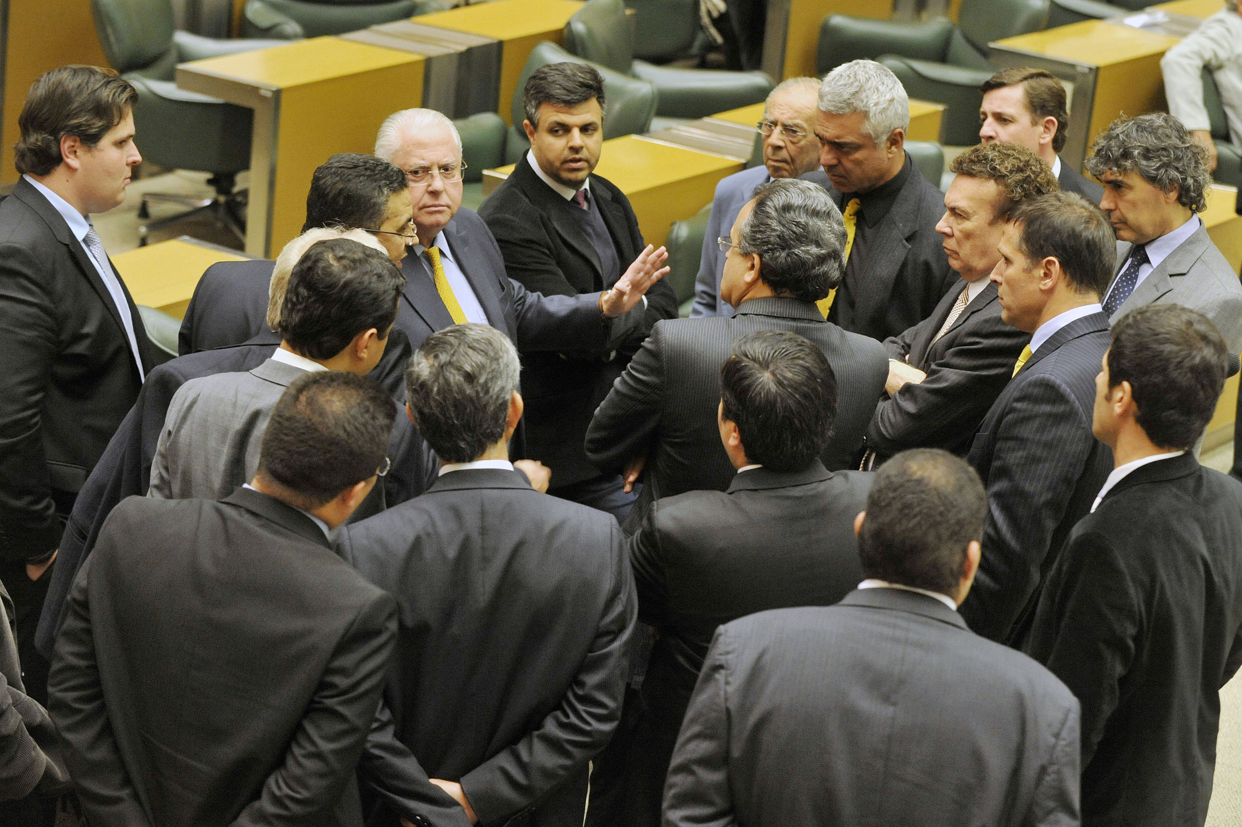 Parlamentares no plenrio JK <a style='float:right;color:#ccc' href='https://www3.al.sp.gov.br/repositorio/noticia/N-06-2014/fg163221.jpg' target=_blank><i class='bi bi-zoom-in'></i> Clique para ver a imagem </a>