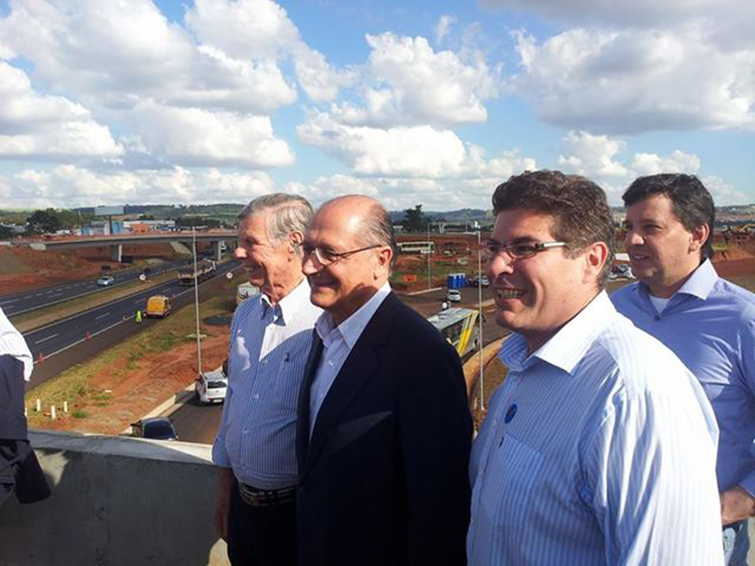 Gasparini e Alckmin em visita ao trecho<a style='float:right;color:#ccc' href='https://www3.al.sp.gov.br/repositorio/noticia/N-06-2014/fg163238.jpg' target=_blank><i class='bi bi-zoom-in'></i> Clique para ver a imagem </a>
