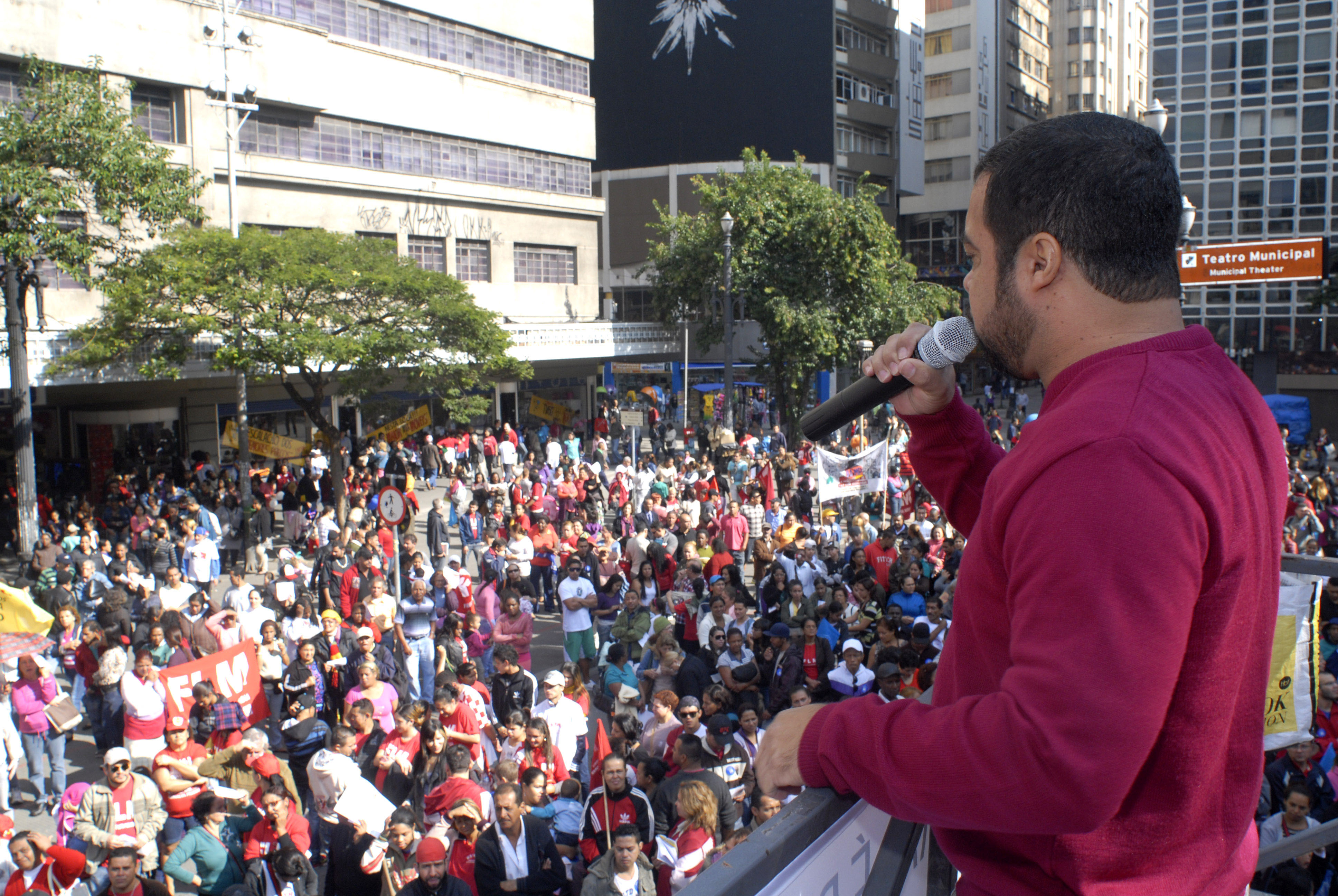 Marcolino discursa para milhares de manifestantes<a style='float:right;color:#ccc' href='https://www3.al.sp.gov.br/repositorio/noticia/N-06-2014/fg163671.jpg' target=_blank><i class='bi bi-zoom-in'></i> Clique para ver a imagem </a>