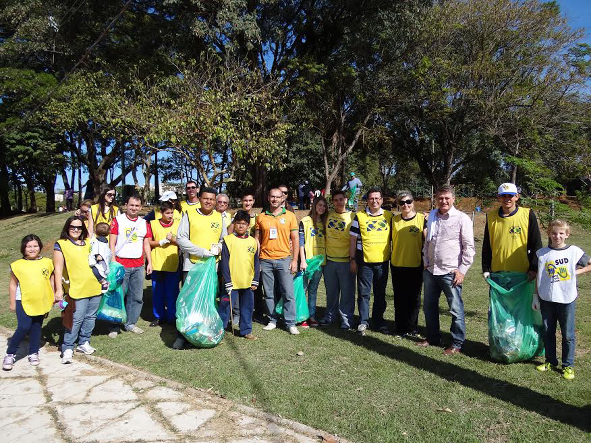 Trcoli e jovens participam de coleta de lixo em  Campinas<a style='float:right;color:#ccc' href='https://www3.al.sp.gov.br/repositorio/noticia/N-06-2014/fg163730.jpg' target=_blank><i class='bi bi-zoom-in'></i> Clique para ver a imagem </a>