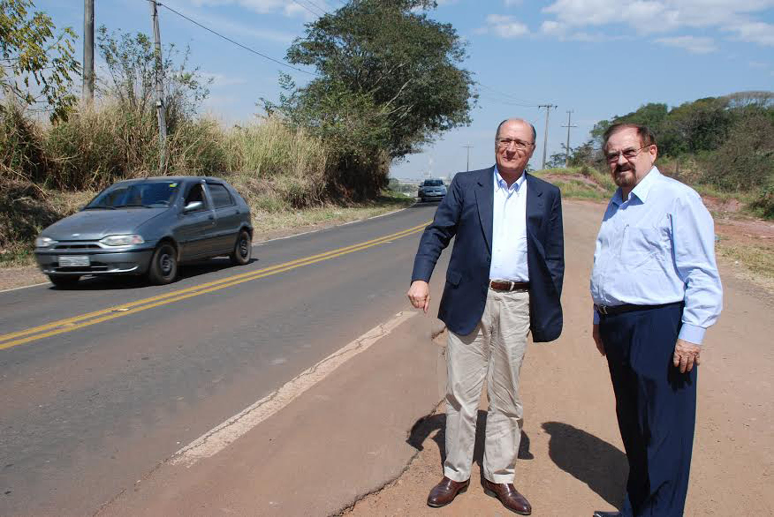 Geraldo Alckmin e Aldo Demarchi na rodovia SP-316<a style='float:right;color:#ccc' href='https://www3.al.sp.gov.br/repositorio/noticia/N-06-2014/fg163873.jpg' target=_blank><i class='bi bi-zoom-in'></i> Clique para ver a imagem </a>