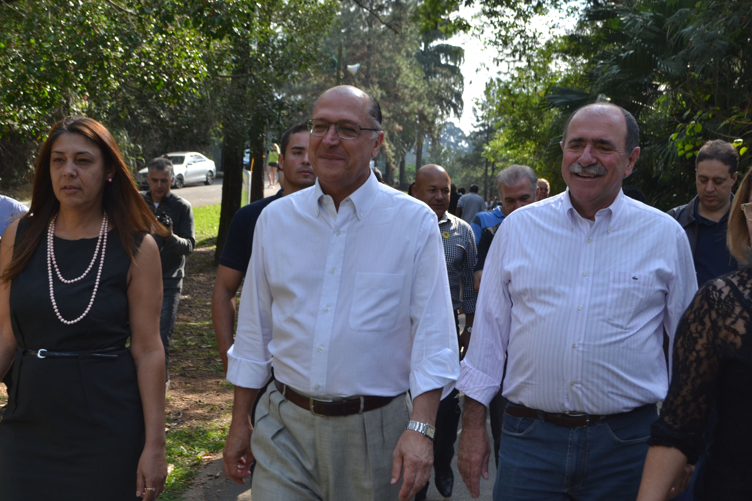 Alckmin e Caramez durante evento no parque<a style='float:right;color:#ccc' href='https://www3.al.sp.gov.br/repositorio/noticia/N-06-2014/fg164057.jpg' target=_blank><i class='bi bi-zoom-in'></i> Clique para ver a imagem </a>