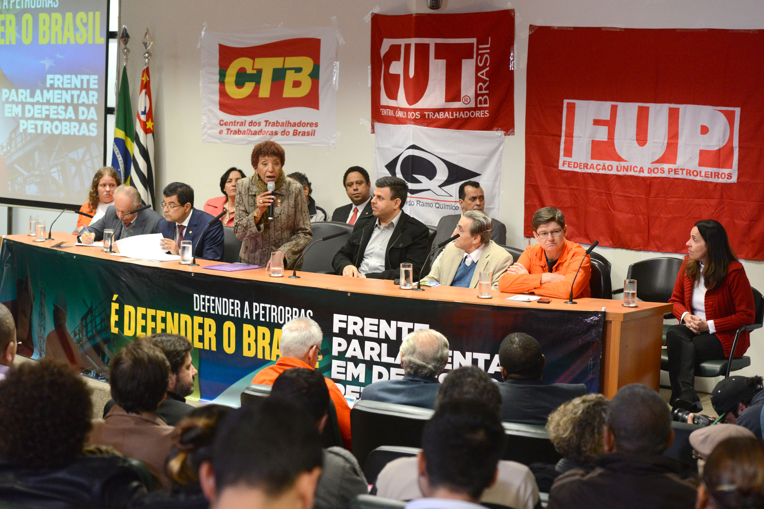  Lanamento da Frente Parlamentar em Defesa da Petrobras <a style='float:right;color:#ccc' href='https://www3.al.sp.gov.br/repositorio/noticia/N-06-2015/fg171204.jpg' target=_blank><i class='bi bi-zoom-in'></i> Clique para ver a imagem </a>