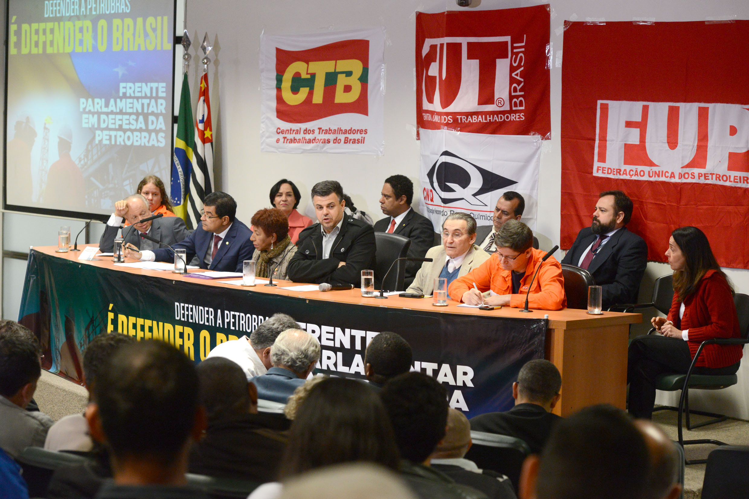 Lanamento da Frente Parlamentar em Defesa da Petrobras <a style='float:right;color:#ccc' href='https://www3.al.sp.gov.br/repositorio/noticia/N-06-2015/fg171371.jpg' target=_blank><i class='bi bi-zoom-in'></i> Clique para ver a imagem </a>