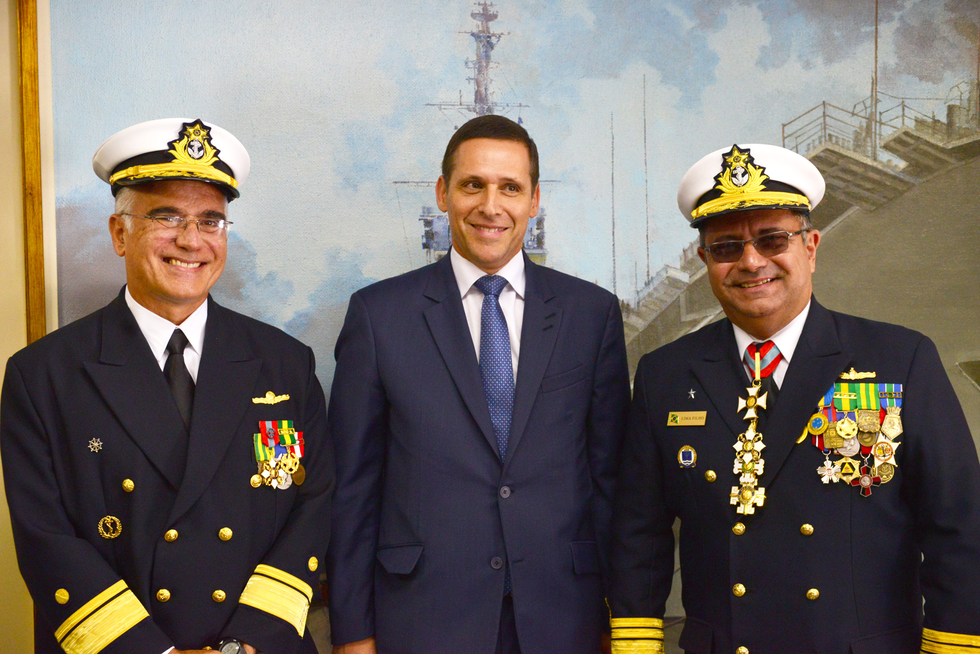 Fernando Capez entre autoridades da Marinha <a style='float:right;color:#ccc' href='https://www3.al.sp.gov.br/repositorio/noticia/N-06-2015/fg171597.jpg' target=_blank><i class='bi bi-zoom-in'></i> Clique para ver a imagem </a>