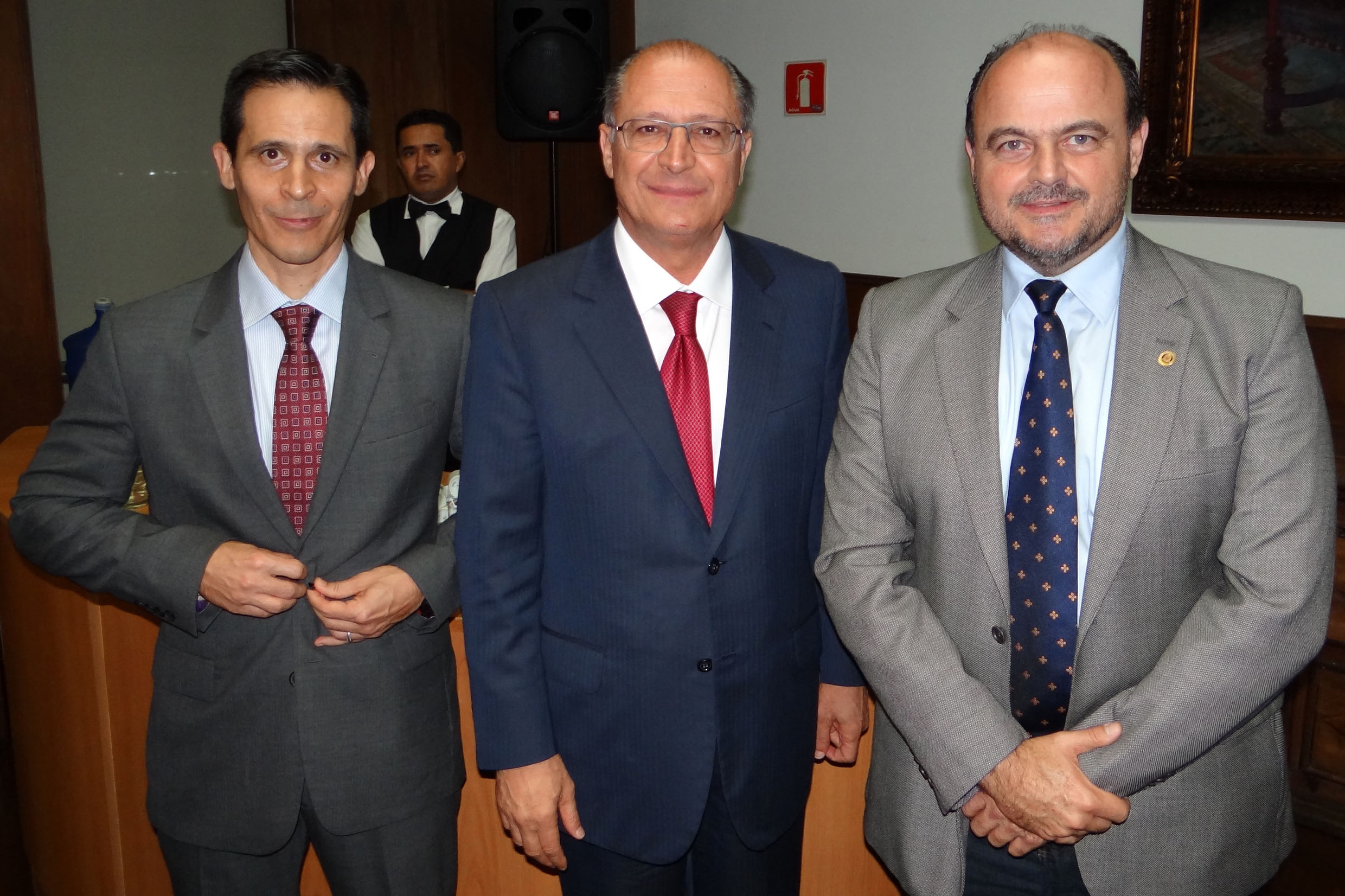 Carlos Renato Trecenti, Geraldo Alckmin e Ricardo Madalena no Palcio dos Bandeirantes<a style='float:right;color:#ccc' href='https://www3.al.sp.gov.br/repositorio/noticia/N-06-2015/fg171936.jpg' target=_blank><i class='bi bi-zoom-in'></i> Clique para ver a imagem </a>