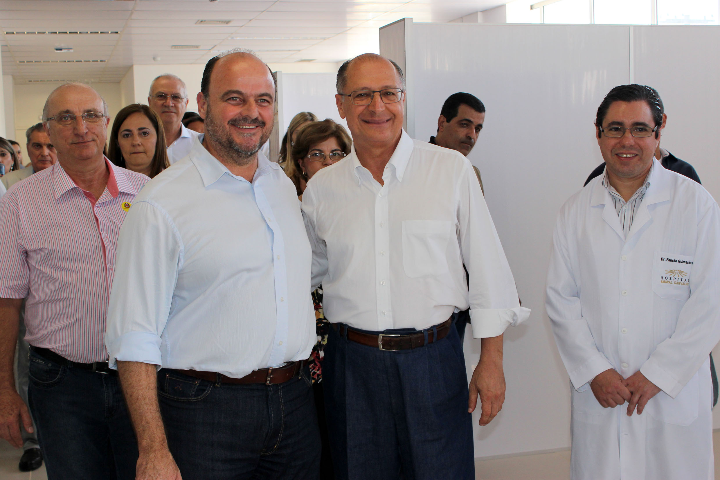 Ricardo Madalena e Geraldo Alckmin no Hospital Amaral Carvalho, em Ja<a style='float:right;color:#ccc' href='https://www3.al.sp.gov.br/repositorio/noticia/N-06-2015/fg172012.jpg' target=_blank><i class='bi bi-zoom-in'></i> Clique para ver a imagem </a>