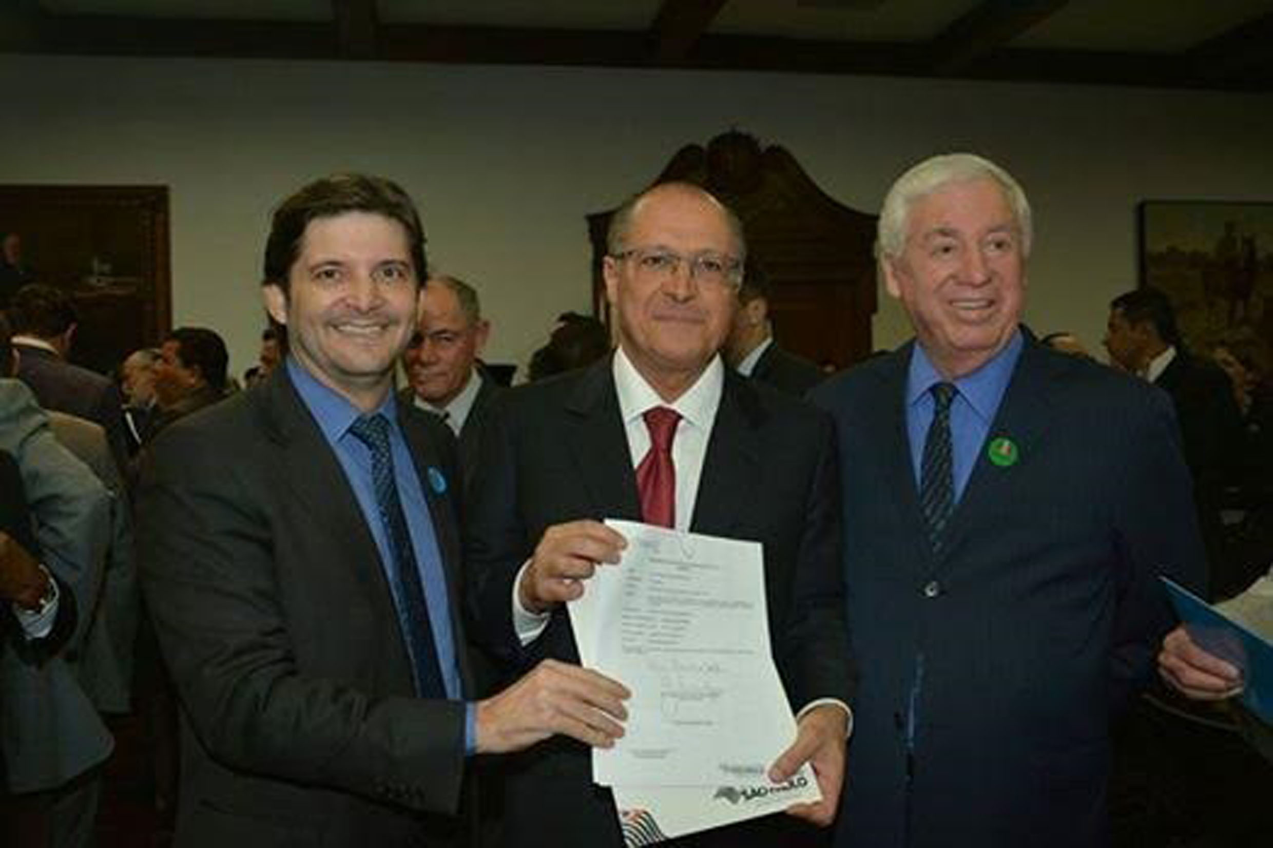 Andr do Prado, Geraldo Alckmin e Jos Roberto de Assis<a style='float:right;color:#ccc' href='https://www3.al.sp.gov.br/repositorio/noticia/N-06-2016/fg190649.jpg' target=_blank><i class='bi bi-zoom-in'></i> Clique para ver a imagem </a>
