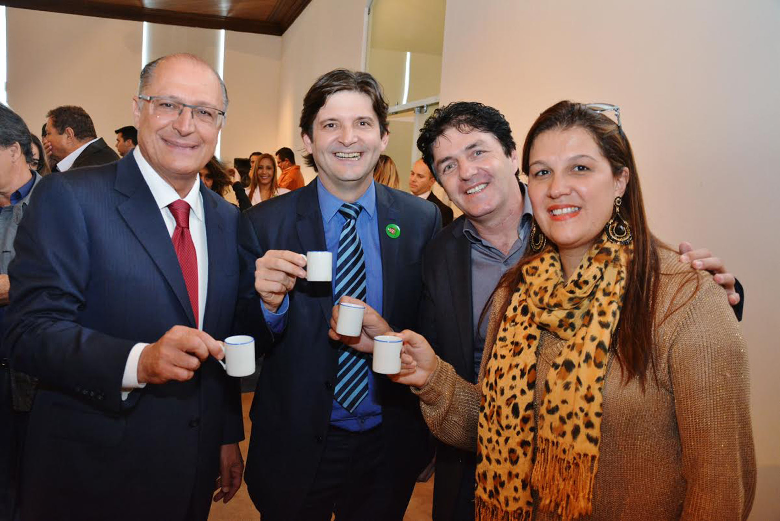 Alckmin, Prado, Carlos Alberto e Roberta Taino<a style='float:right;color:#ccc' href='https://www3.al.sp.gov.br/repositorio/noticia/N-06-2016/fg191273.jpg' target=_blank><i class='bi bi-zoom-in'></i> Clique para ver a imagem </a>