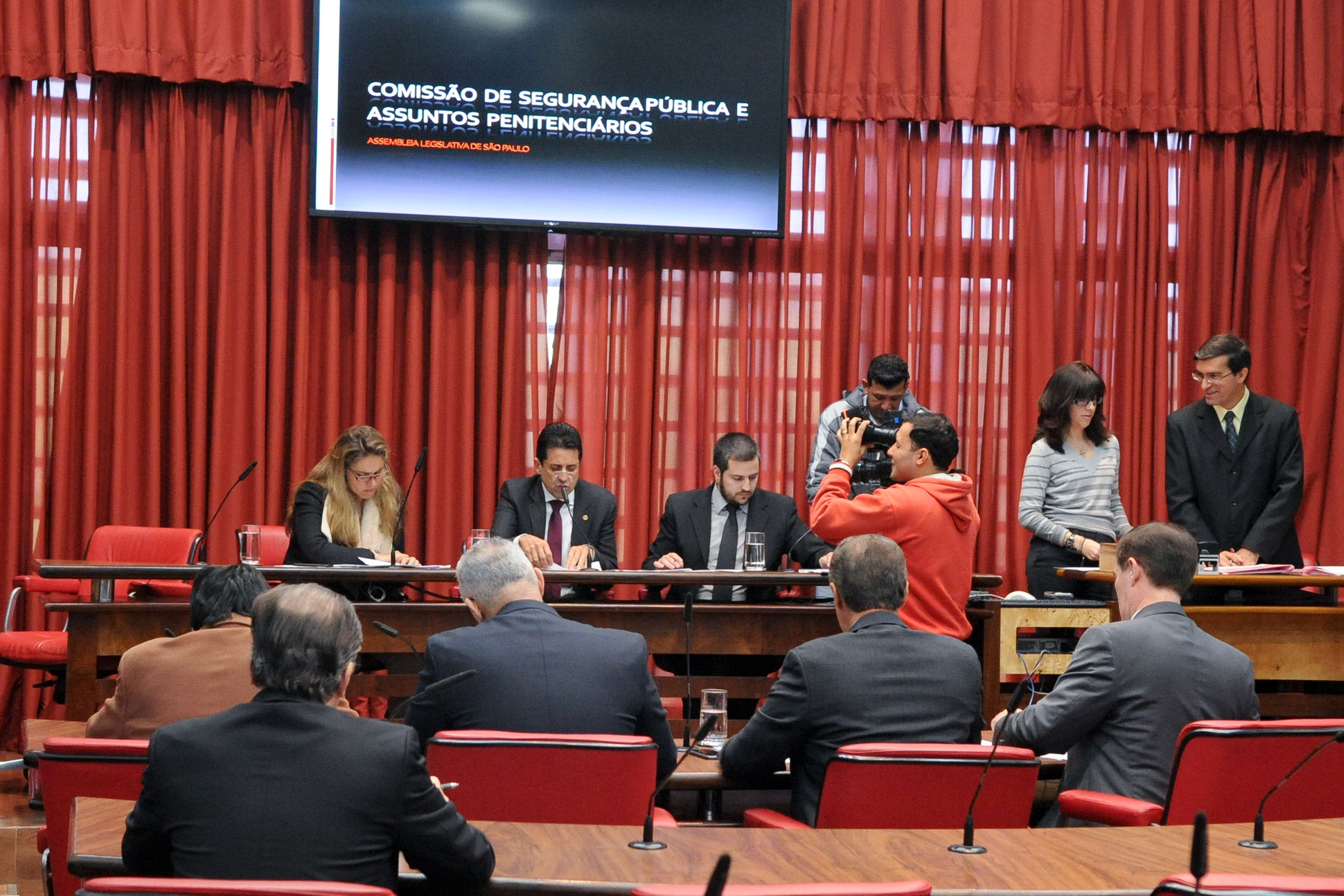 Reunio desta quarta-feira, 15/6, pelos membros da Comisso de Segurana Pblica da Assembleia <a style='float:right;color:#ccc' href='https://www3.al.sp.gov.br/repositorio/noticia/N-06-2016/fg191404.jpg' target=_blank><i class='bi bi-zoom-in'></i> Clique para ver a imagem </a>