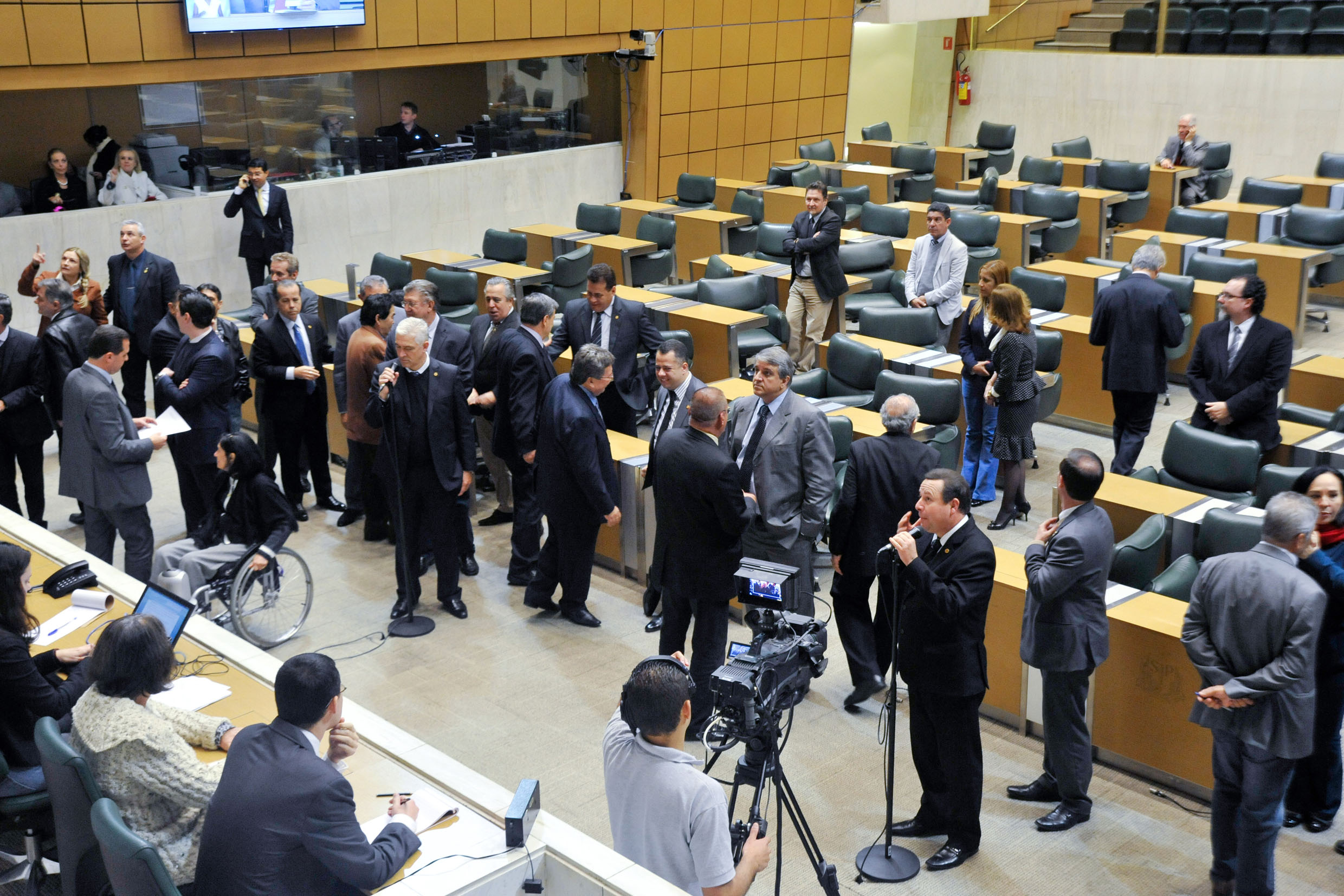 Plenrio da Assembleia na noite desta quarta-feira, 15/6 <a style='float:right;color:#ccc' href='https://www3.al.sp.gov.br/repositorio/noticia/N-06-2016/fg191462.jpg' target=_blank><i class='bi bi-zoom-in'></i> Clique para ver a imagem </a>