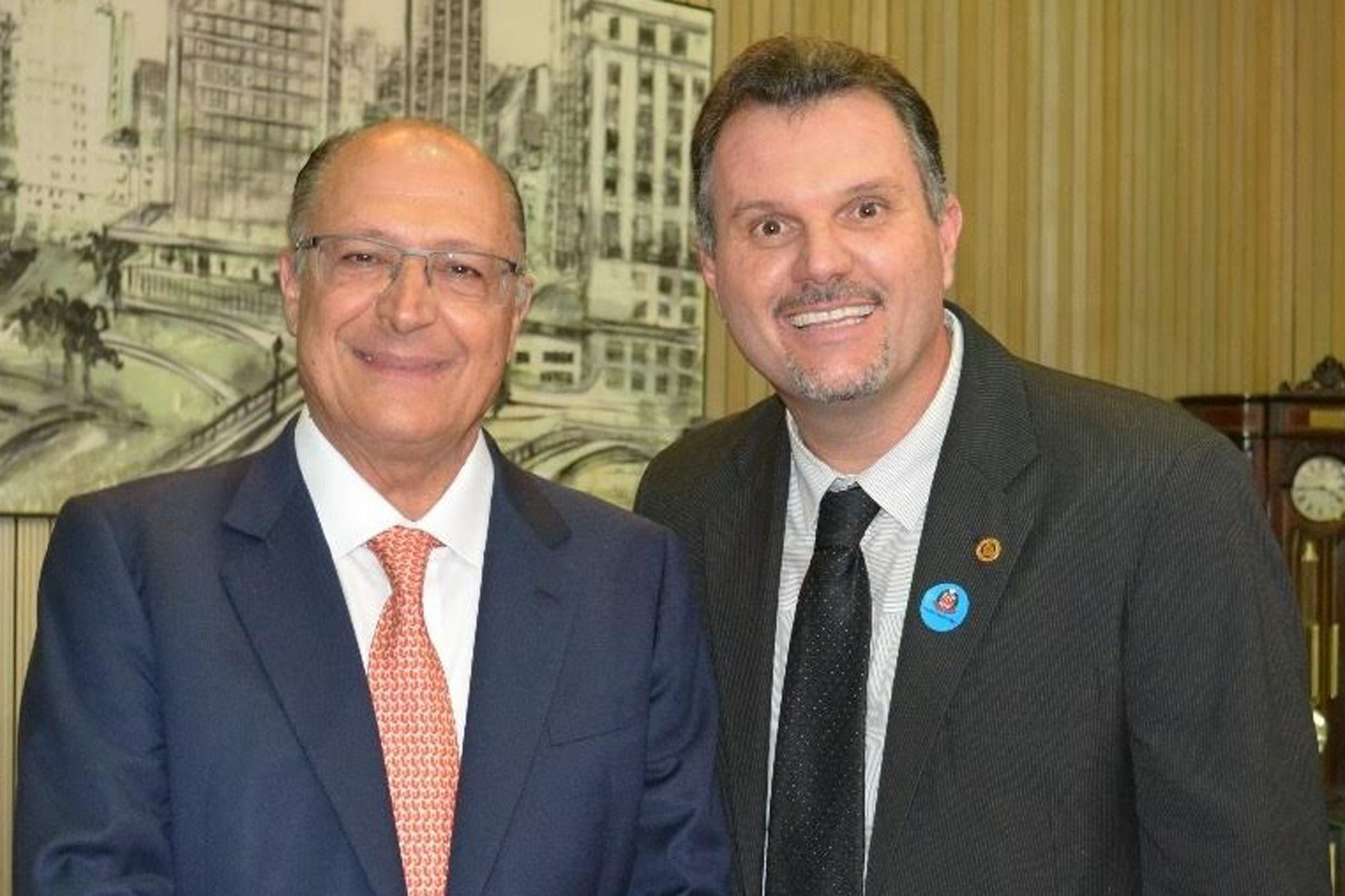 Geraldo Alckmin e Junior Aprillanti<a style='float:right;color:#ccc' href='https://www3.al.sp.gov.br/repositorio/noticia/N-06-2017/fg203485.jpg' target=_blank><i class='bi bi-zoom-in'></i> Clique para ver a imagem </a>