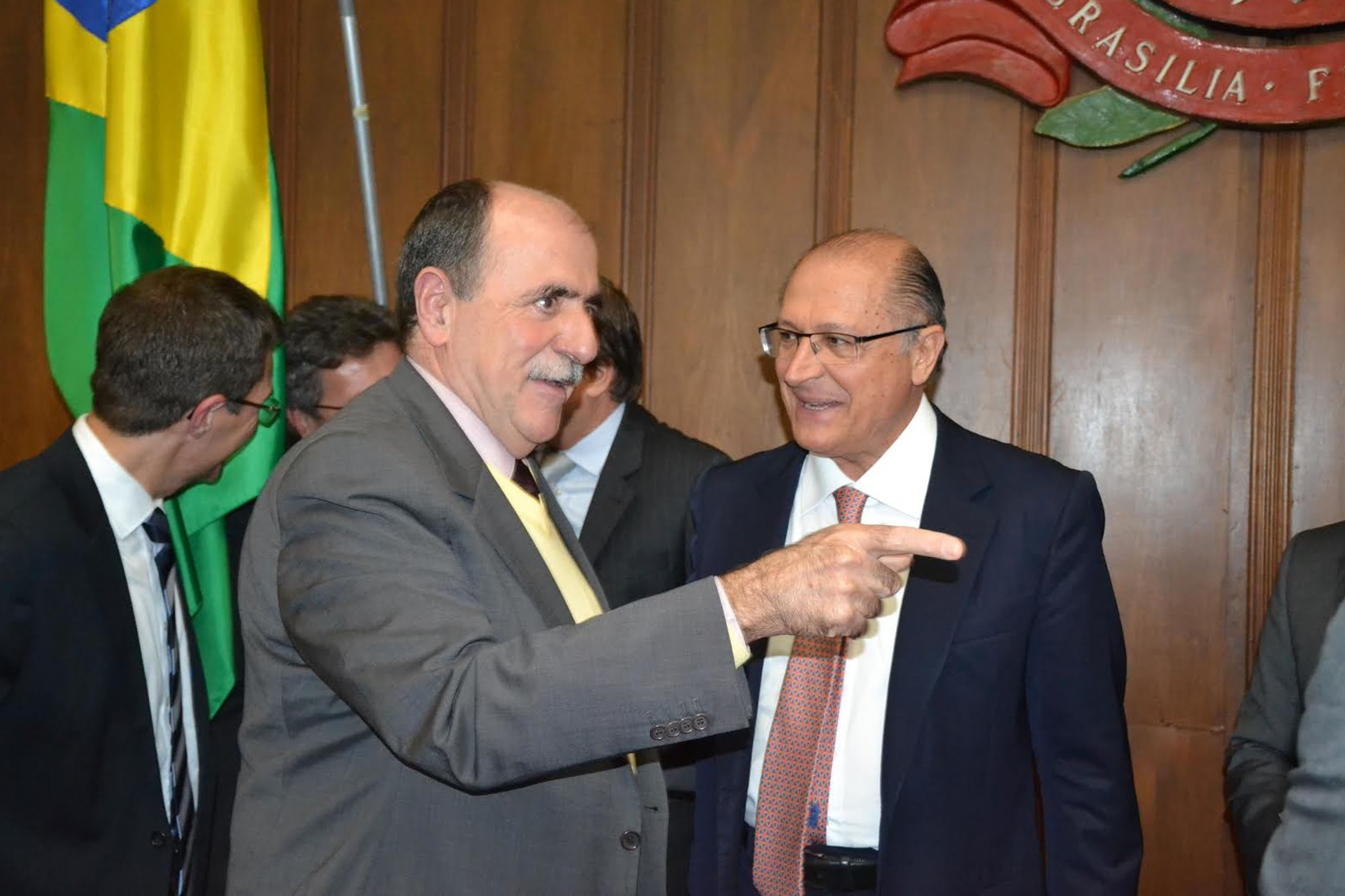 Joo Caramez e Geraldo Alckmin<a style='float:right;color:#ccc' href='https://www3.al.sp.gov.br/repositorio/noticia/N-06-2017/fg203622.jpg' target=_blank><i class='bi bi-zoom-in'></i> Clique para ver a imagem </a>