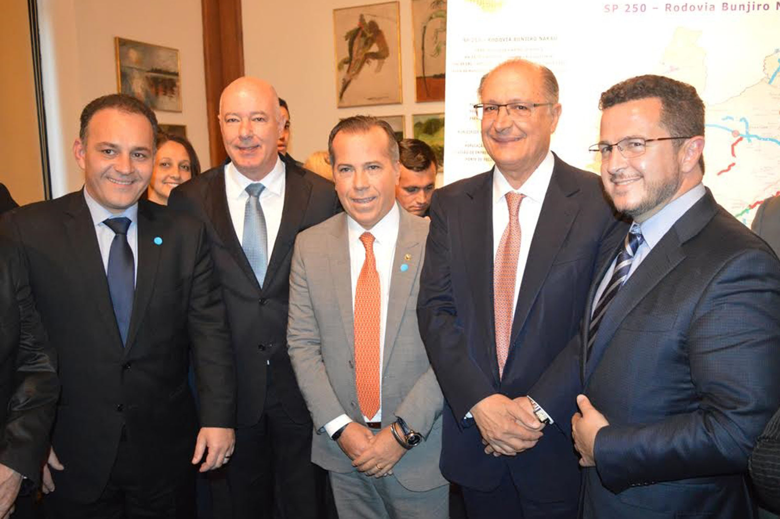 Mrcio Camargo (centro) ao lado de Alckmin<a style='float:right;color:#ccc' href='https://www3.al.sp.gov.br/repositorio/noticia/N-06-2017/fg204427.jpg' target=_blank><i class='bi bi-zoom-in'></i> Clique para ver a imagem </a>