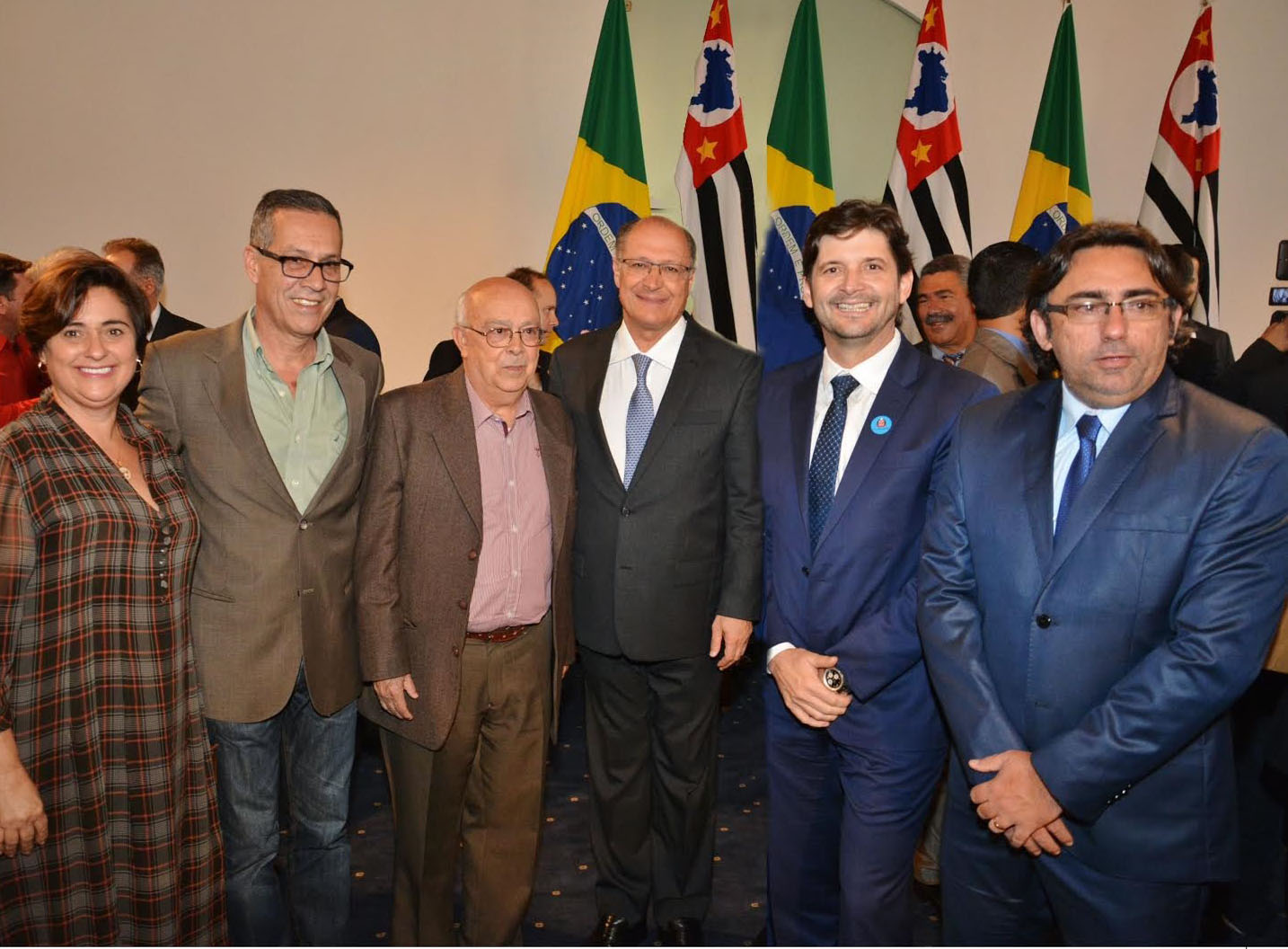 Geraldo Alckmin (centro) ao lado de Andre do Prado<a style='float:right;color:#ccc' href='https://www3.al.sp.gov.br/repositorio/noticia/N-06-2017/fg204661.jpg' target=_blank><i class='bi bi-zoom-in'></i> Clique para ver a imagem </a>