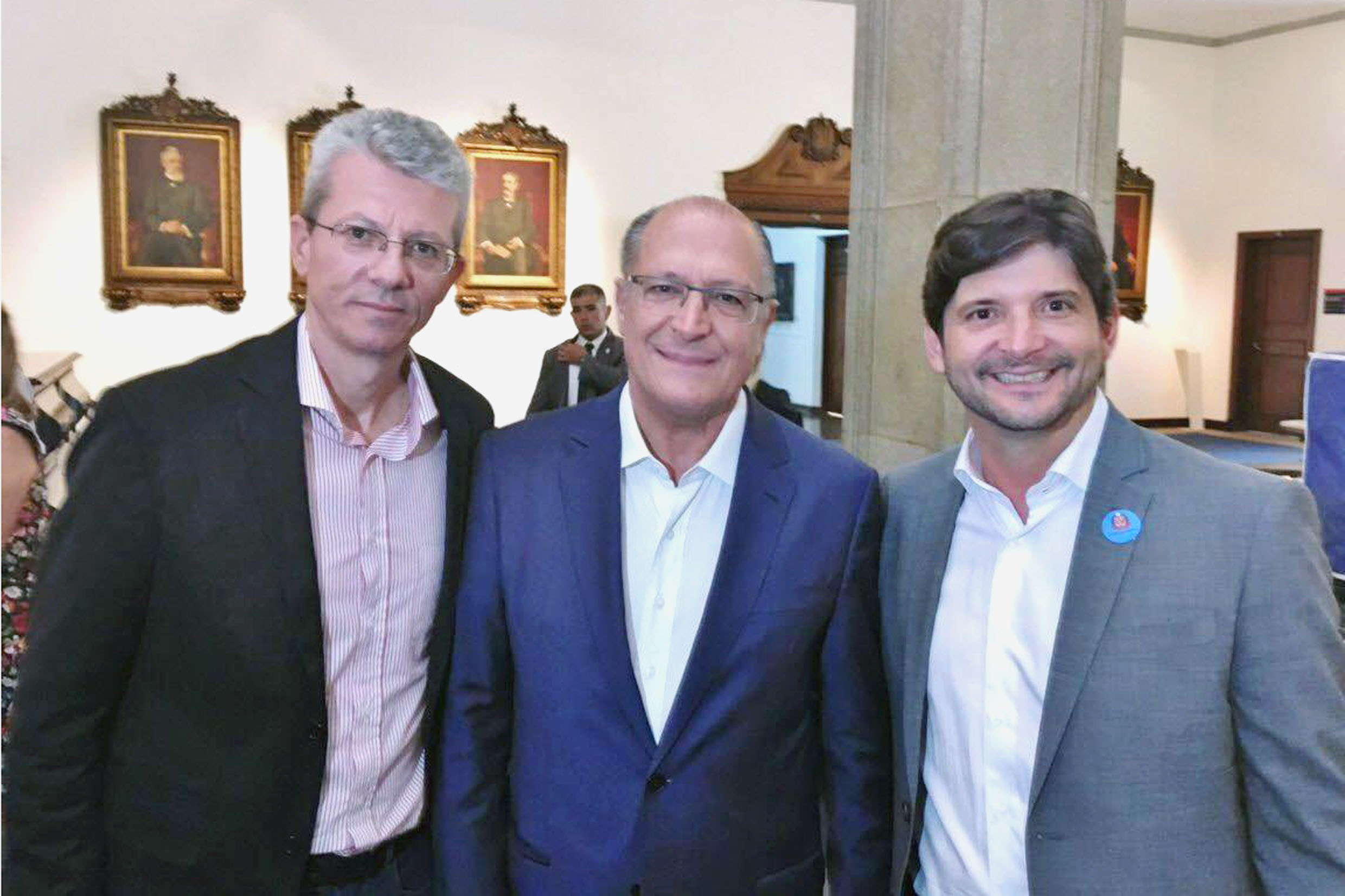 Paulo Barufi, Geraldo Alckmin e Andr do Prado<a style='float:right;color:#ccc' href='https://www3.al.sp.gov.br/repositorio/noticia/N-06-2018/fg224995.jpg' target=_blank><i class='bi bi-zoom-in'></i> Clique para ver a imagem </a>