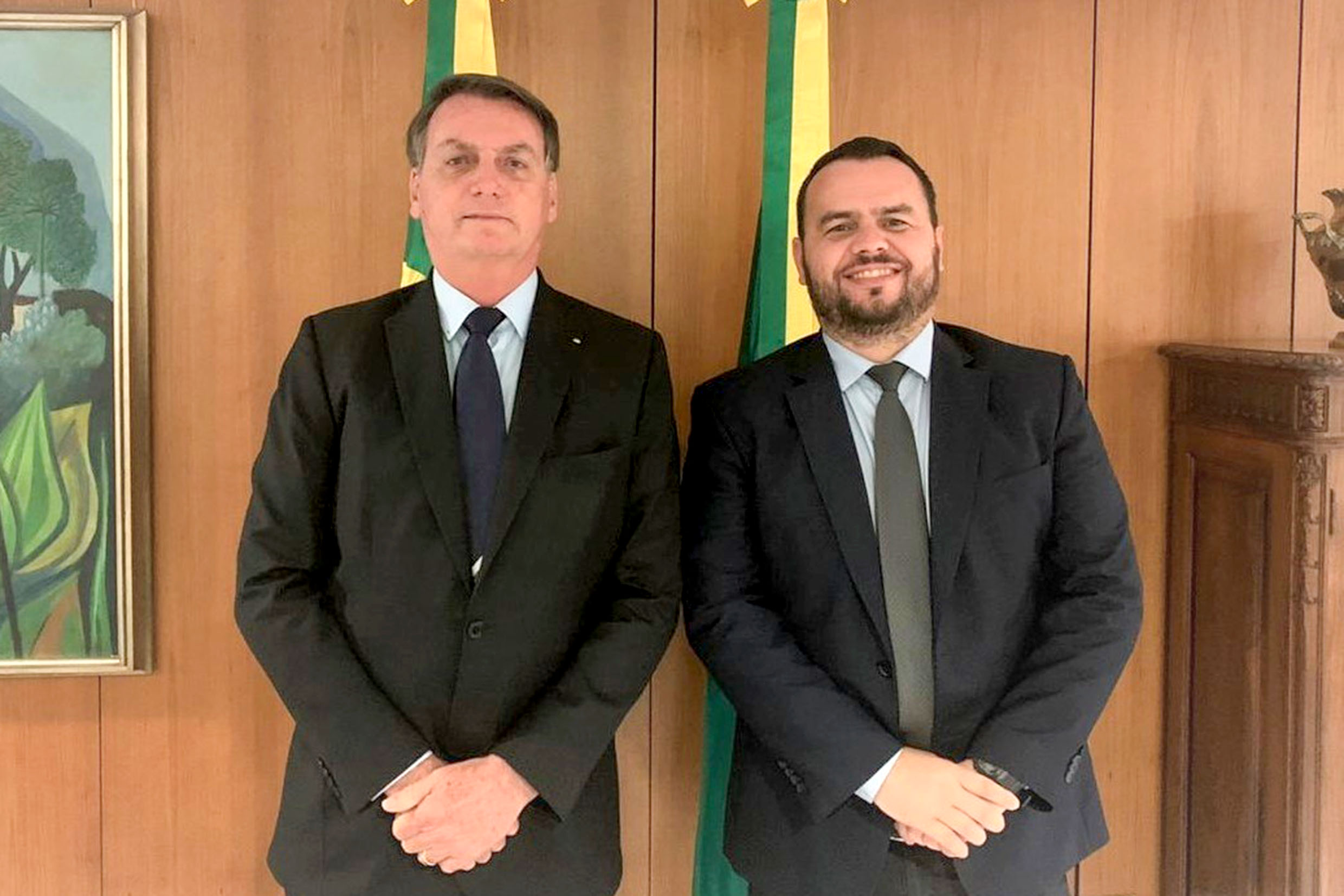 Jair Bolsonaro e Gil Diniz<a style='float:right;color:#ccc' href='https://www3.al.sp.gov.br/repositorio/noticia/N-06-2020/fg249589.jpg' target=_blank><i class='bi bi-zoom-in'></i> Clique para ver a imagem </a>