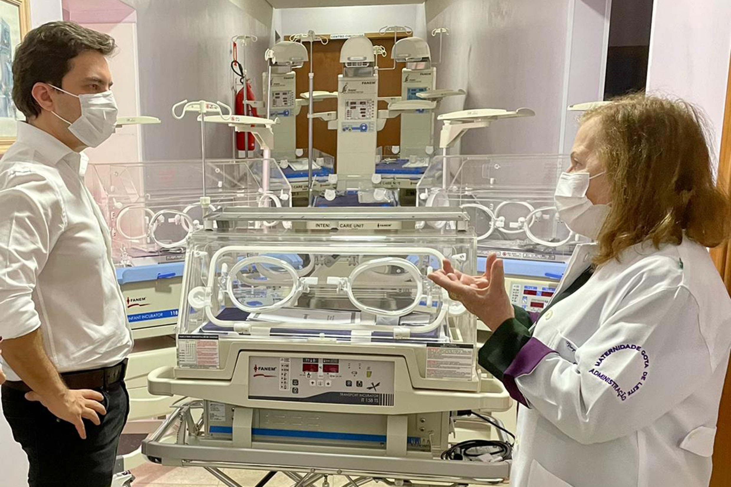 Ao lado da presidente da Maternidade Gota de Leite, Virgnia Balloni,  Vincius Camarinha entrega equipamentos ao hospital<a style='float:right;color:#ccc' href='https://www3.al.sp.gov.br/repositorio/noticia/N-06-2021/fg267982.jpg' target=_blank><i class='bi bi-zoom-in'></i> Clique para ver a imagem </a>