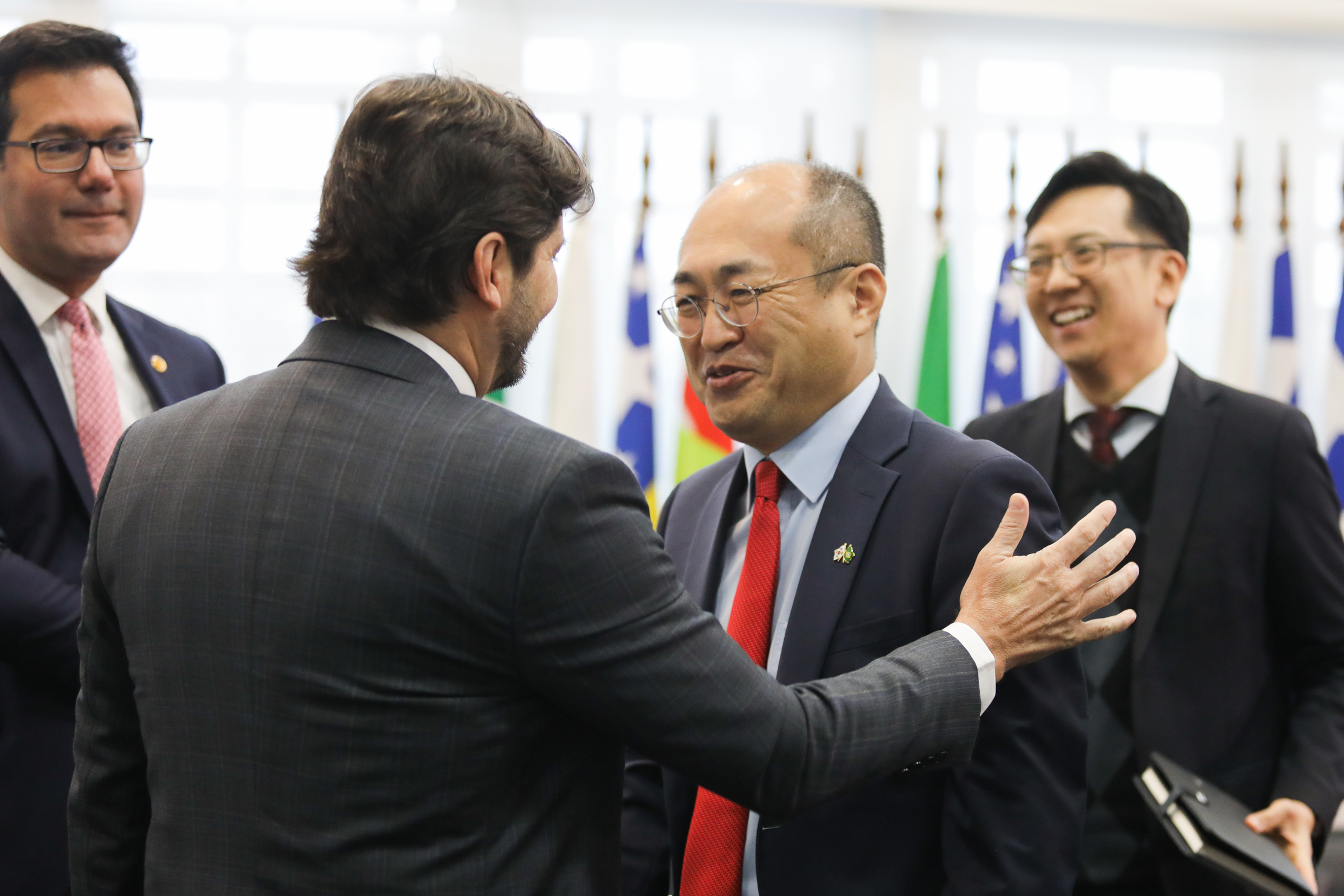 Visita do cônsul da Coreia do Sul<a style='float:right;color:#ccc' href='https://www3.al.sp.gov.br/repositorio/noticia/N-06-2023/fg303782.jpg' target=_blank><i class='bi bi-zoom-in'></i> Clique para ver a imagem </a>