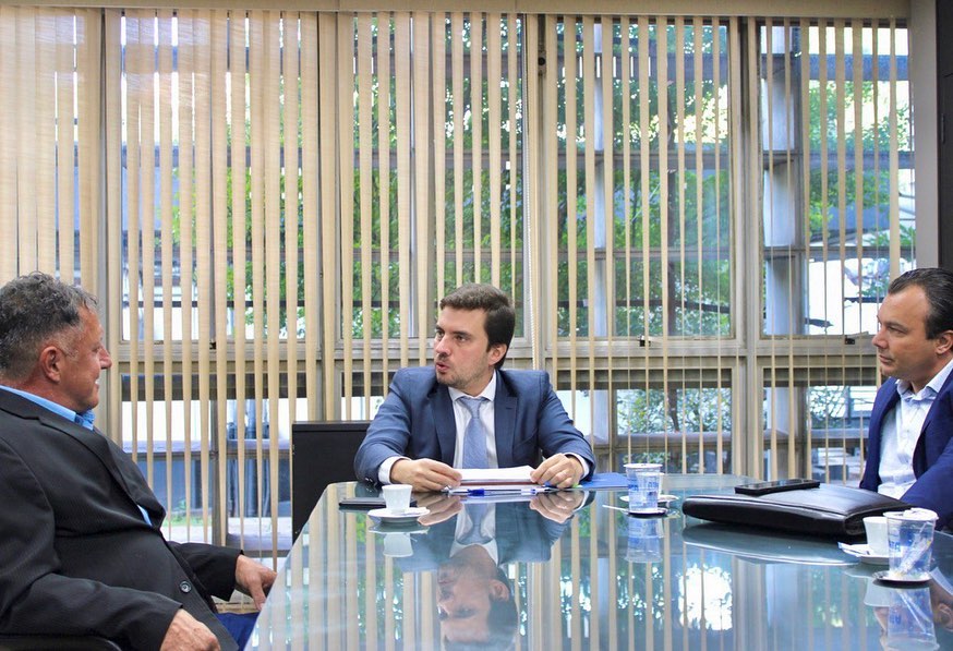 Deputado Vinicius Camarinha em reunião<a style='float:right;color:#ccc' href='https://www3.al.sp.gov.br/repositorio/noticia/N-06-2023/fg304484.jpg' target=_blank><i class='bi bi-zoom-in'></i> Clique para ver a imagem </a>