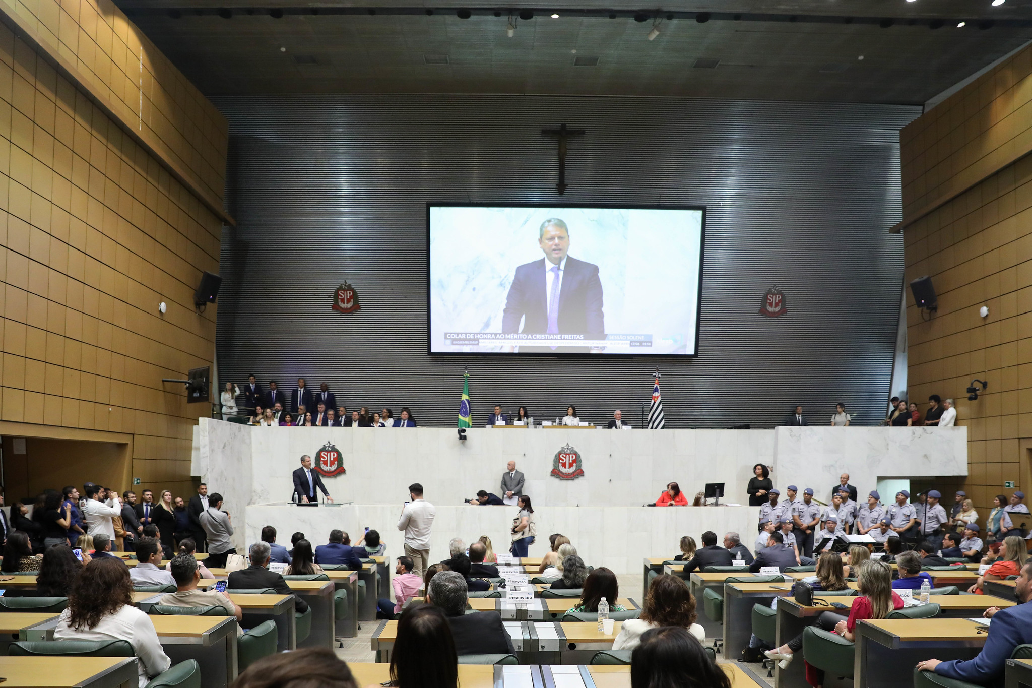 Plenrio JK lotado para a homenagem<a style='float:right;color:#ccc' href='https://www3.al.sp.gov.br/repositorio/noticia/N-06-2024/fg328339.jpg' target=_blank><i class='bi bi-zoom-in'></i> Clique para ver a imagem </a>