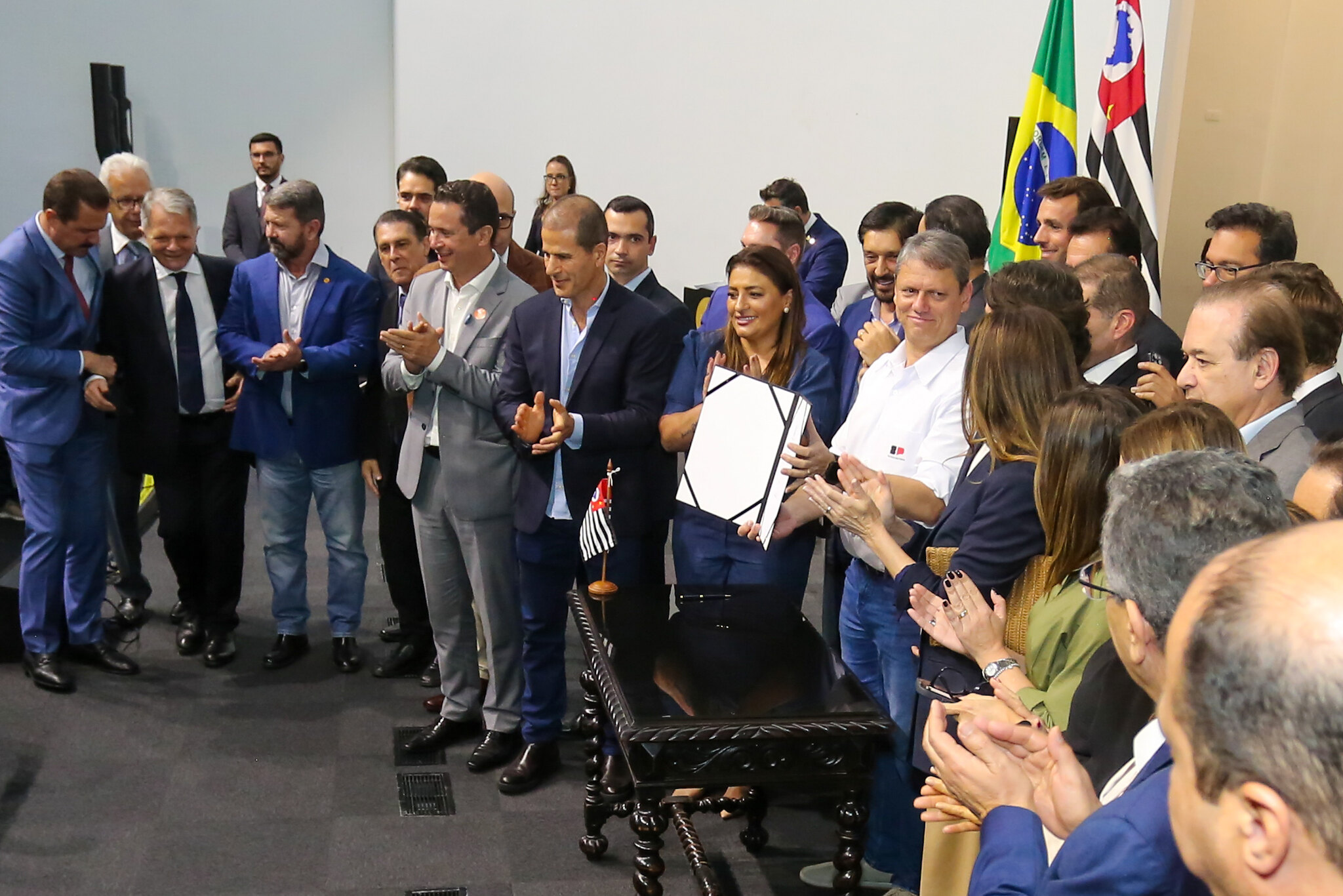 Assinaturas de repasses para municípios<a style='float:right;color:#ccc' href='https://www3.al.sp.gov.br/repositorio/noticia/N-06-2025/fg346443.jpg' target=_blank><i class='bi bi-zoom-in'></i> Clique para ver a imagem </a>