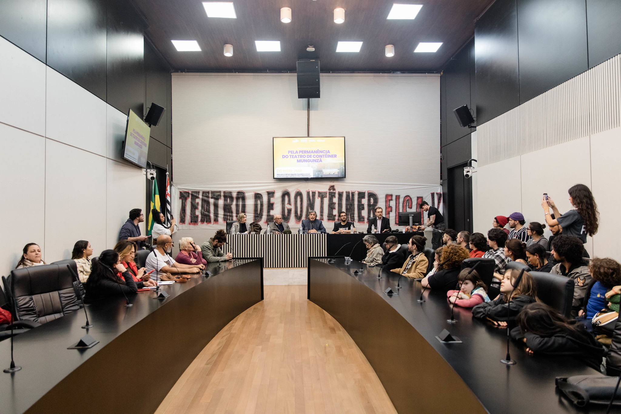 Debateu ordem de despejo entregue pela prefeitura<a style='float:right;color:#ccc' href='https://www3.al.sp.gov.br/repositorio/noticia/N-06-2025/fg346921.jpg' target=_blank><i class='bi bi-zoom-in'></i> Clique para ver a imagem </a>