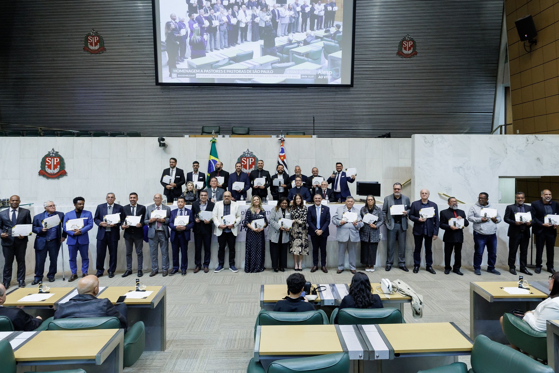 Mais de 70 pastores e pastoras foram homenageados<a style='float:right;color:#ccc' href='https://www3.al.sp.gov.br/repositorio/noticia/N-06-2025/fg346922.jpg' target=_blank><i class='bi bi-zoom-in'></i> Clique para ver a imagem </a>