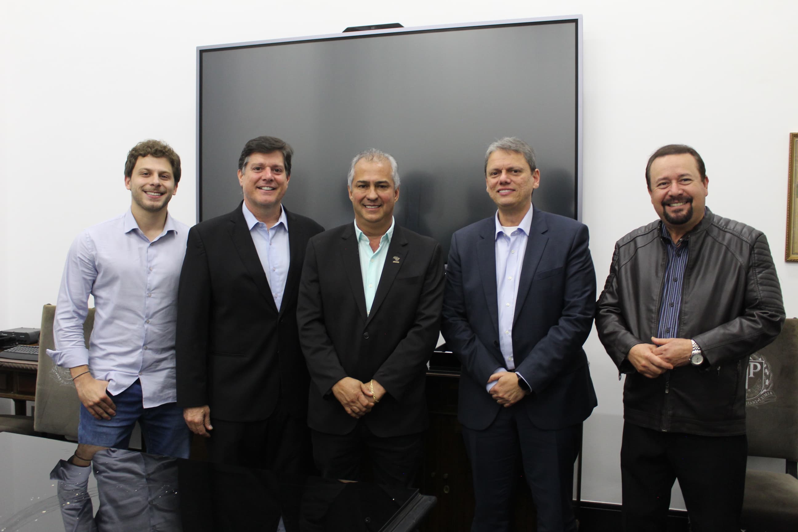 Deputado Léo Oliveira (à direita)<a style='float:right;color:#ccc' href='https://www3.al.sp.gov.br/repositorio/noticia/N-06-2025/fg347000.jpeg' target=_blank><i class='bi bi-zoom-in'></i> Clique para ver a imagem </a>