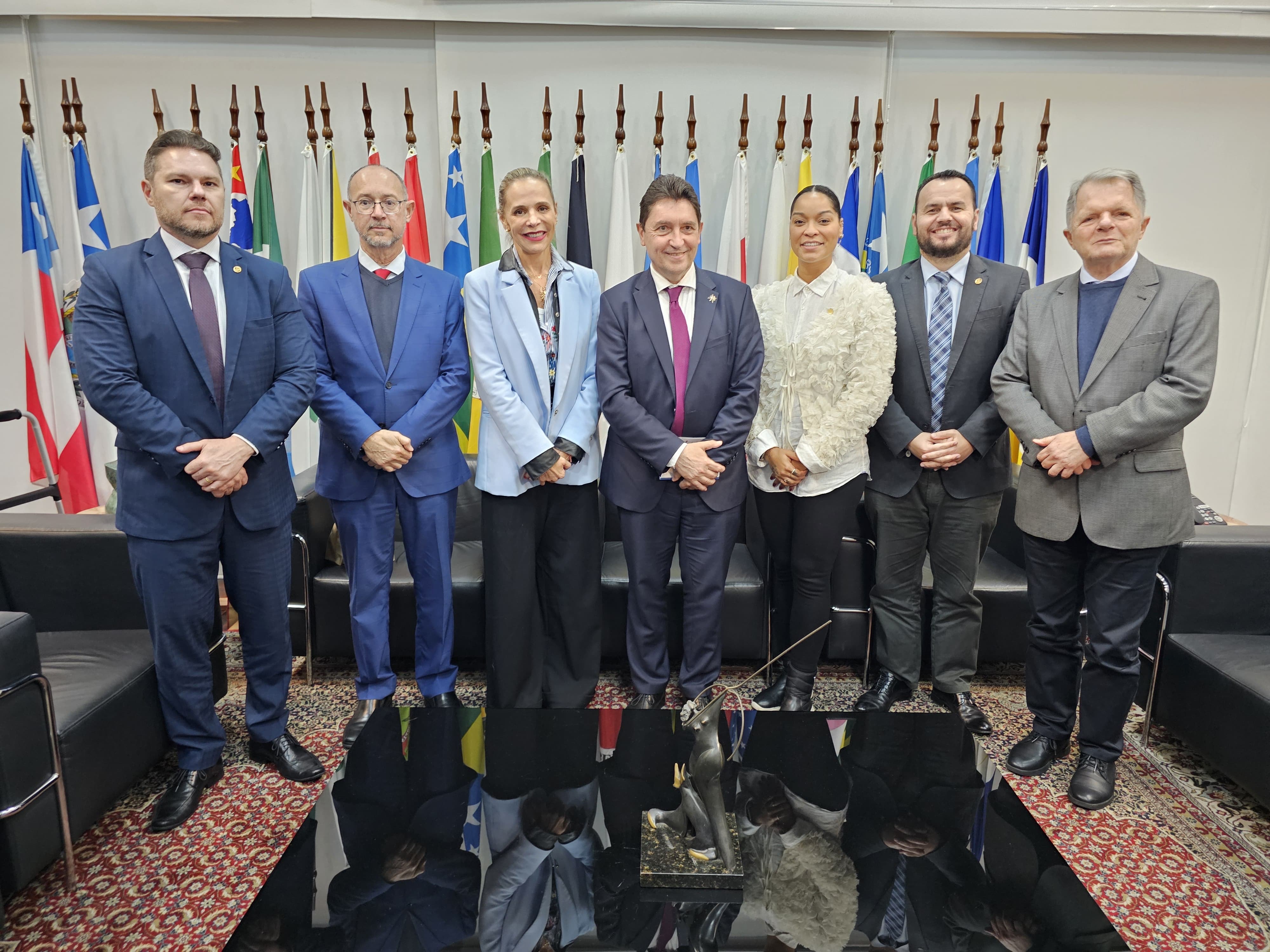 Deputado Gil Diniz (segundo, à direita)<a style='float:right;color:#ccc' href='https://www3.al.sp.gov.br/repositorio/noticia/N-06-2025/fg347162.jpg' target=_blank><i class='bi bi-zoom-in'></i> Clique para ver a imagem </a>