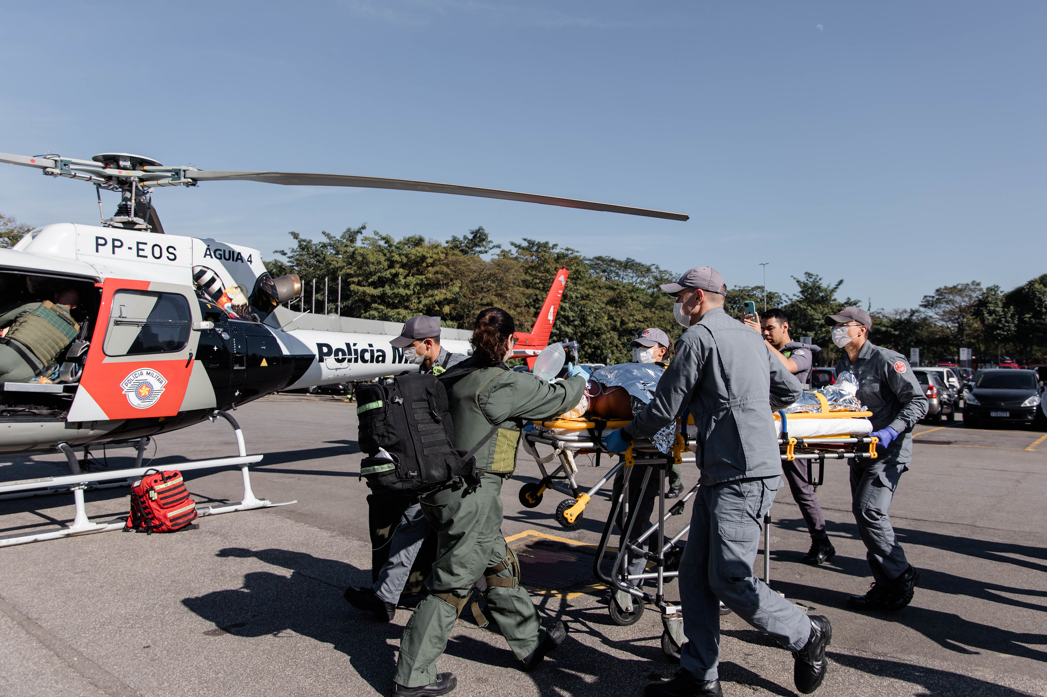 Águia da Polícia Militar no resgate<a style='float:right;color:#ccc' href='https://www3.al.sp.gov.br/repositorio/noticia/N-06-2025/fg347603.jpg' target=_blank><i class='bi bi-zoom-in'></i> Clique para ver a imagem </a>