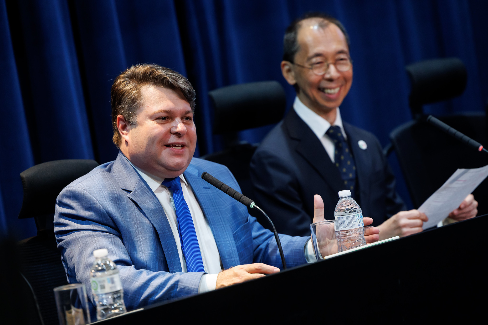 Deputado e cnsul do Japo durante ato solene<a style='float:right;color:#ccc' href='https://www3.al.sp.gov.br/repositorio/noticia/N-06-2025/fg347739.jpg' target=_blank><i class='bi bi-zoom-in'></i> Clique para ver a imagem </a>