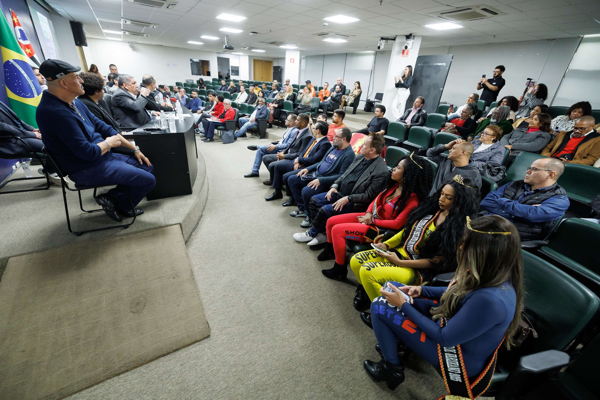 Alesp sedia homenagem ao Dia do Futebol de Vrzea<a style='float:right;color:#ccc' href='https://www3.al.sp.gov.br/repositorio/noticia/N-06-2025/fg347946.jpg' target=_blank><i class='bi bi-zoom-in'></i> Clique para ver a imagem </a>
