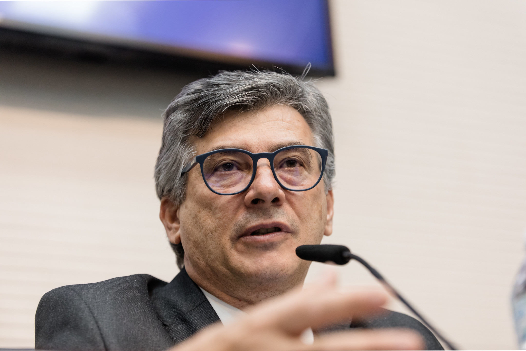 Simo Pedro: proibir propaganda e impor limites<a style='float:right;color:#ccc' href='https://www3.al.sp.gov.br/repositorio/noticia/N-06-2025/fg348026.jpg' target=_blank><i class='bi bi-zoom-in'></i> Clique para ver a imagem </a>