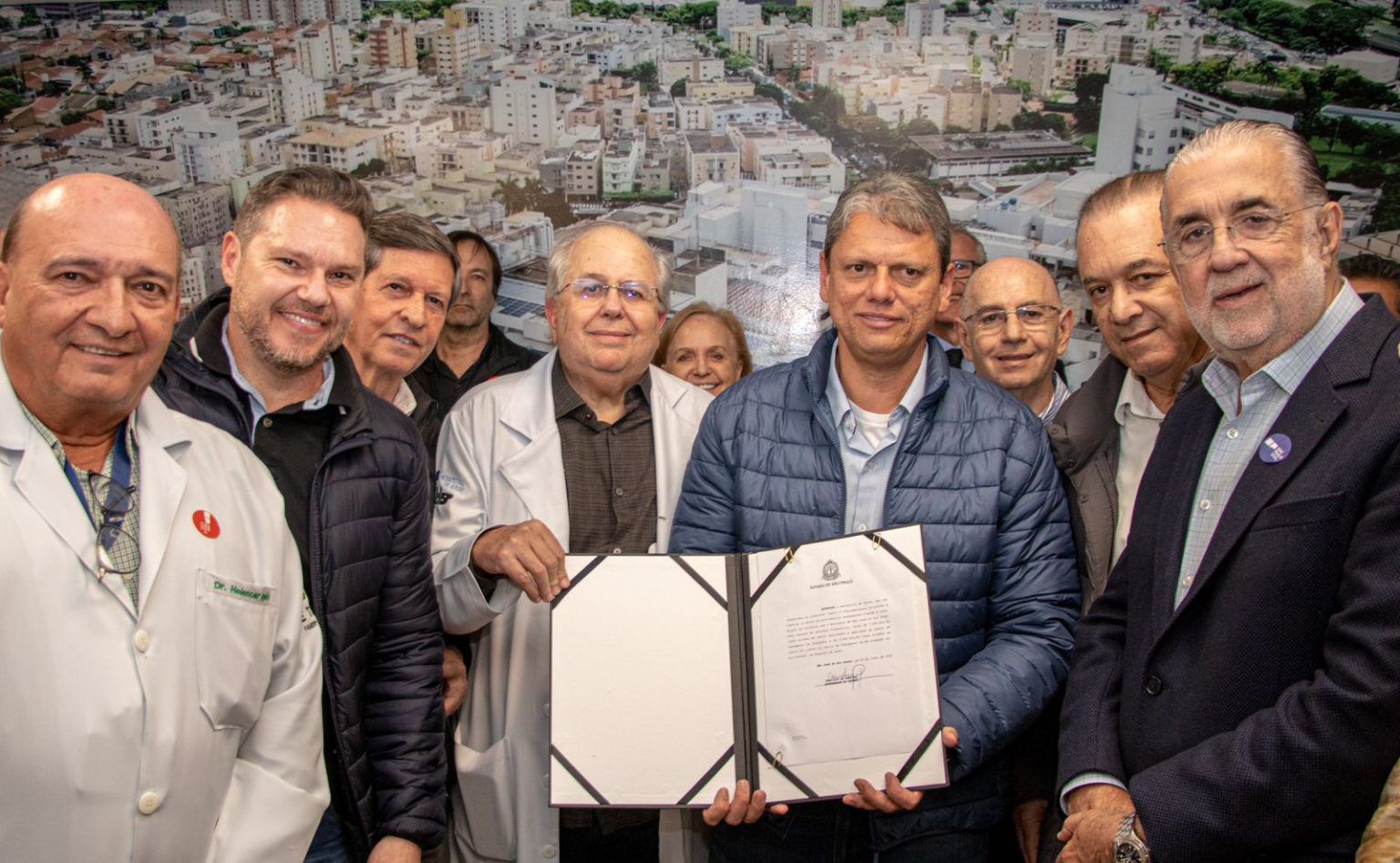 Dep. Danilo Campetti e governador Tarcísio<a style='float:right;color:#ccc' href='https://www3.al.sp.gov.br/repositorio/noticia/N-06-2025/fg348220.jpeg' target=_blank><i class='bi bi-zoom-in'></i> Clique para ver a imagem </a>
